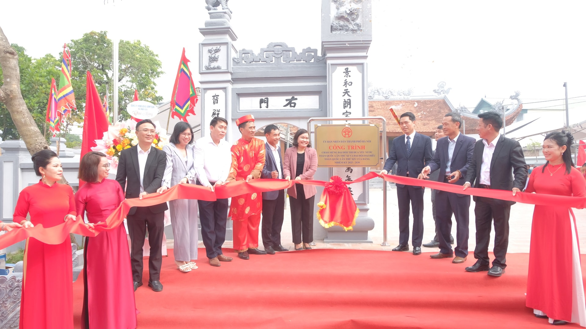 La commune de Noi Bai a affiché des panneaux pour les maisons communautaires de Thach Loi et Ninh Mon - Photo 3. Xã Nội Bài gắn biển công trình đình Thạch Lỗi và đình Ninh Môn- Ảnh 3.