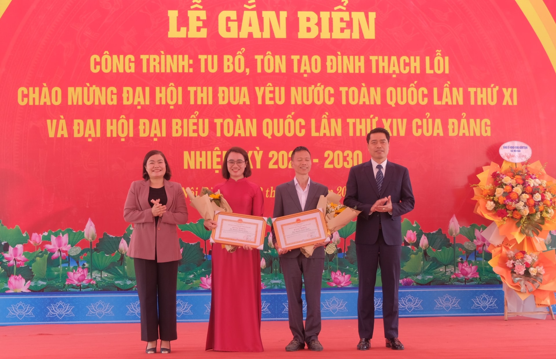 La commune de Noi Bai a affiché des panneaux pour les maisons communales de Thach Loi et Ninh Mon - Photo 1. Xã Nội Bài gắn biển công trình đình Thạch Lỗi và đình Ninh Môn- Ảnh 1.