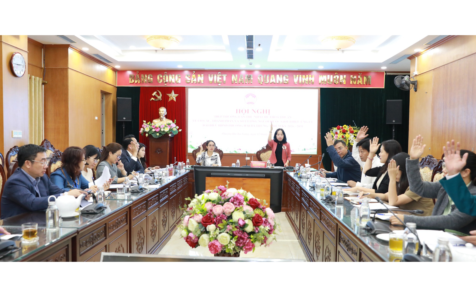 Delegáti hlasují na konzultační konferenci Các đại biểu biểu quyết tại Hội nghị hiệp thương