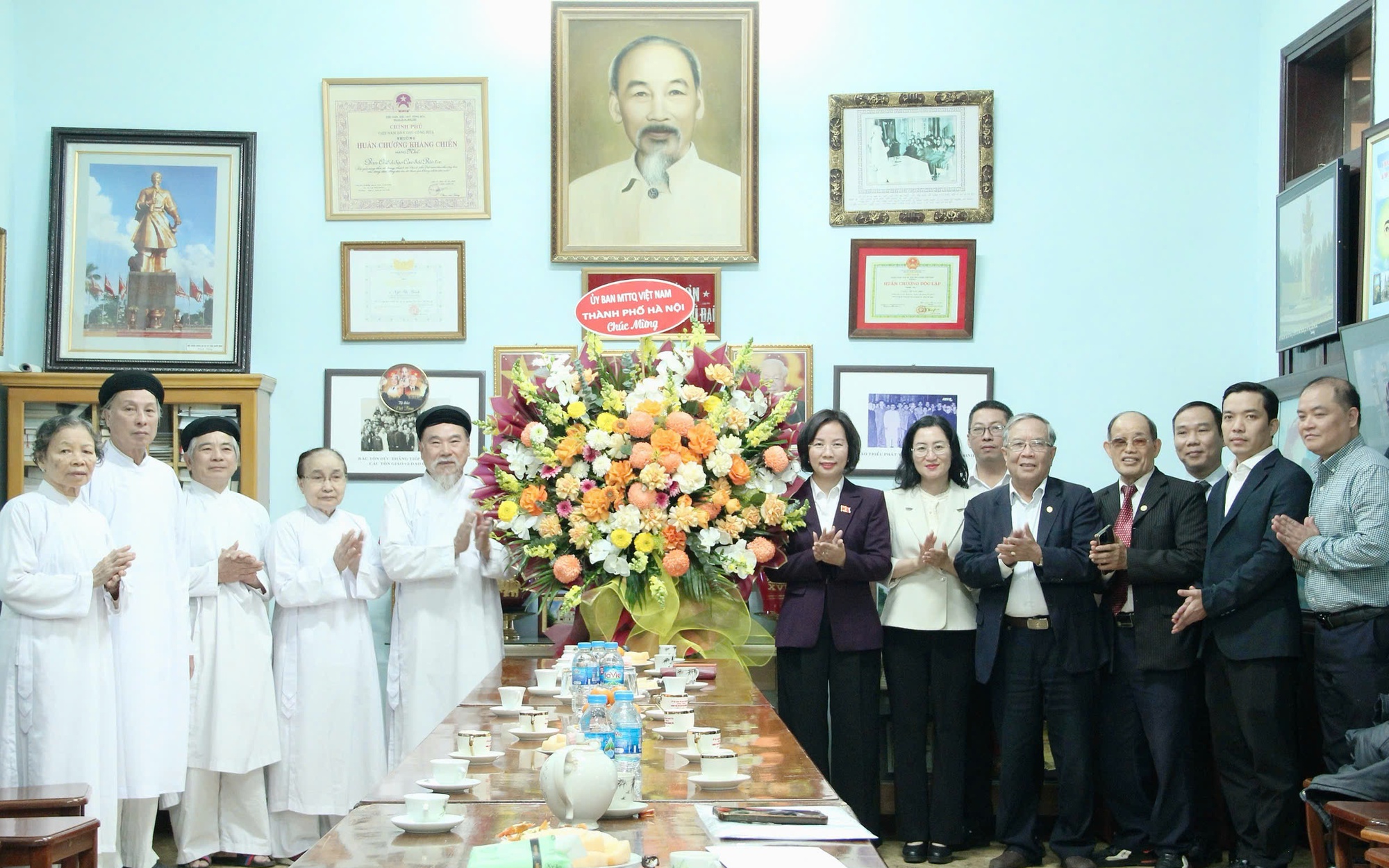 Chủ tịch Ủy ban MTTQ Việt Nam thành phố Hà Nội Bùi Huyền Mai tặng hoa chúc mừng Họ đạo Cao Đài Thủ đô.