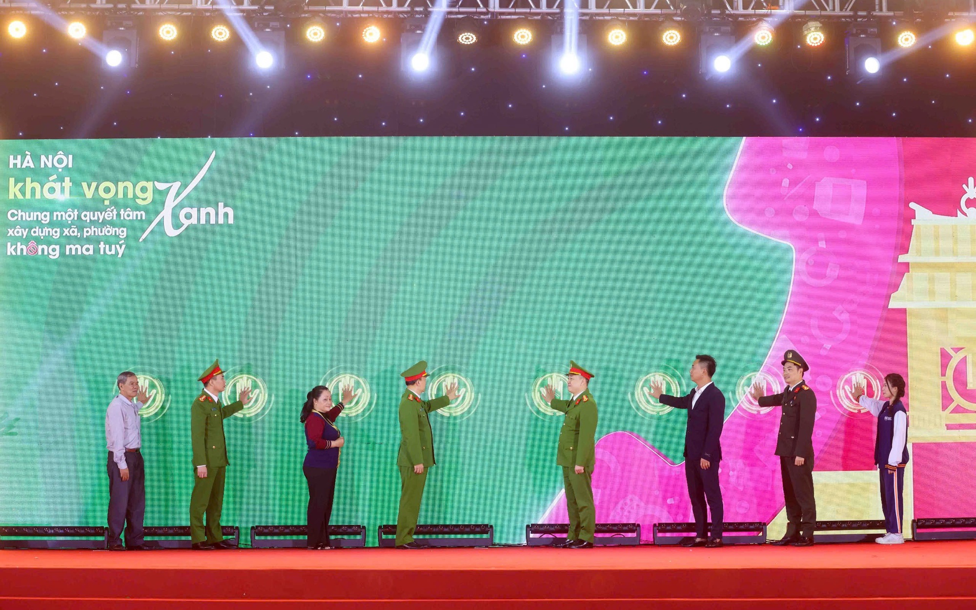 Các đại biểu thực hiện nghi thức kích hoạt, phát động phong trào “Chung một quyết tâm xây dựng xã, phường không ma túy”