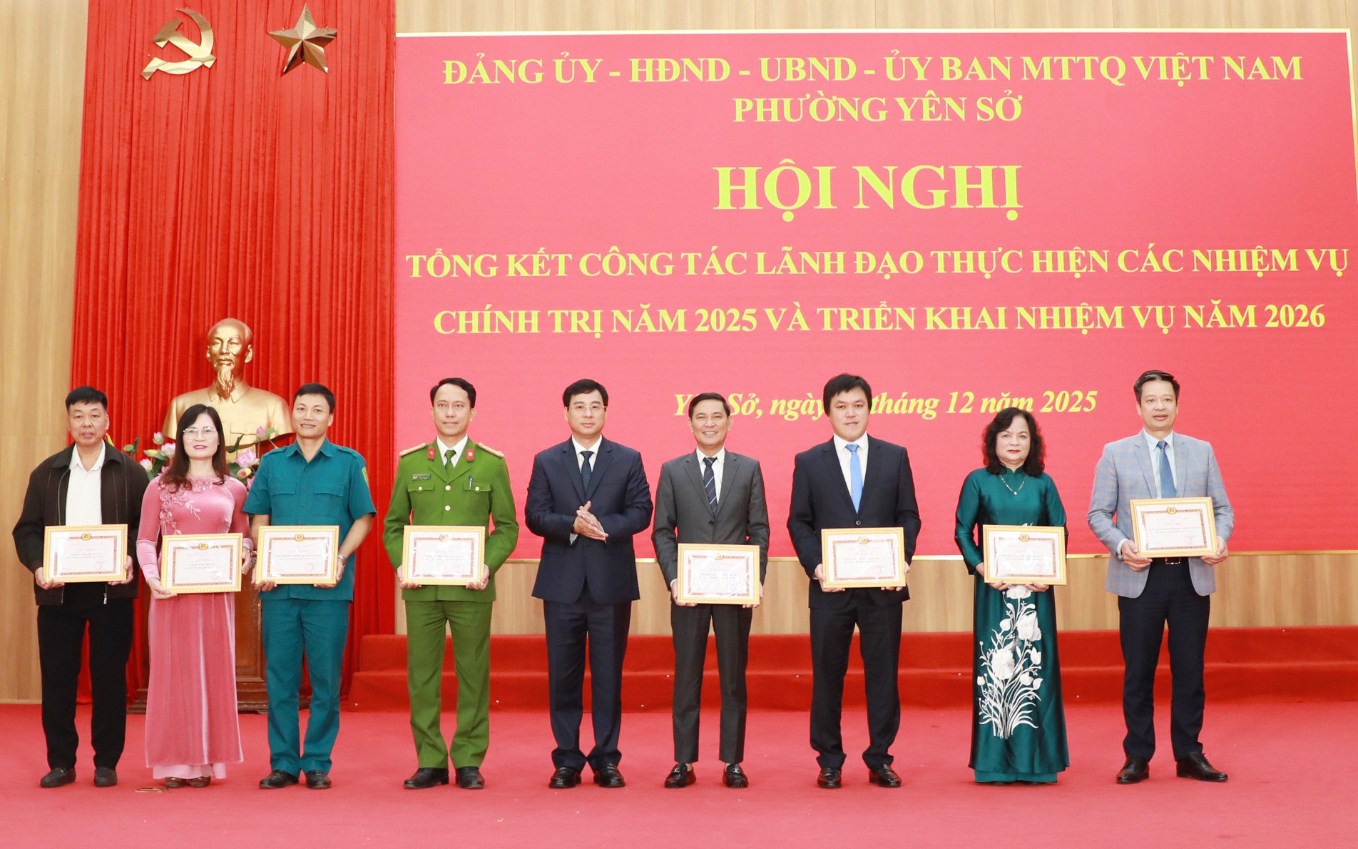 លោក ង្វៀន មិញ តាំ លេខាធិការគណៈកម្មាធិការបក្ស និងជាប្រធានក្រុមប្រឹក្សាប្រជាជននៃវួដ បានប្រគល់ពានរង្វាន់ដល់សមូហភាពសម្រាប់ Bí thư Đảng ủy, Chủ tịch HĐND phường Nguyễn Minh Tâm trao Khen thưởng tập thể “Hoàn thành xuất sắc nhiệm vụ” năm 2025