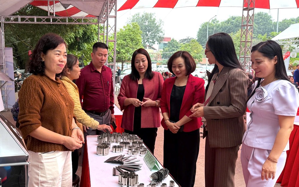 Các đại biểu tham quan các gian hàng