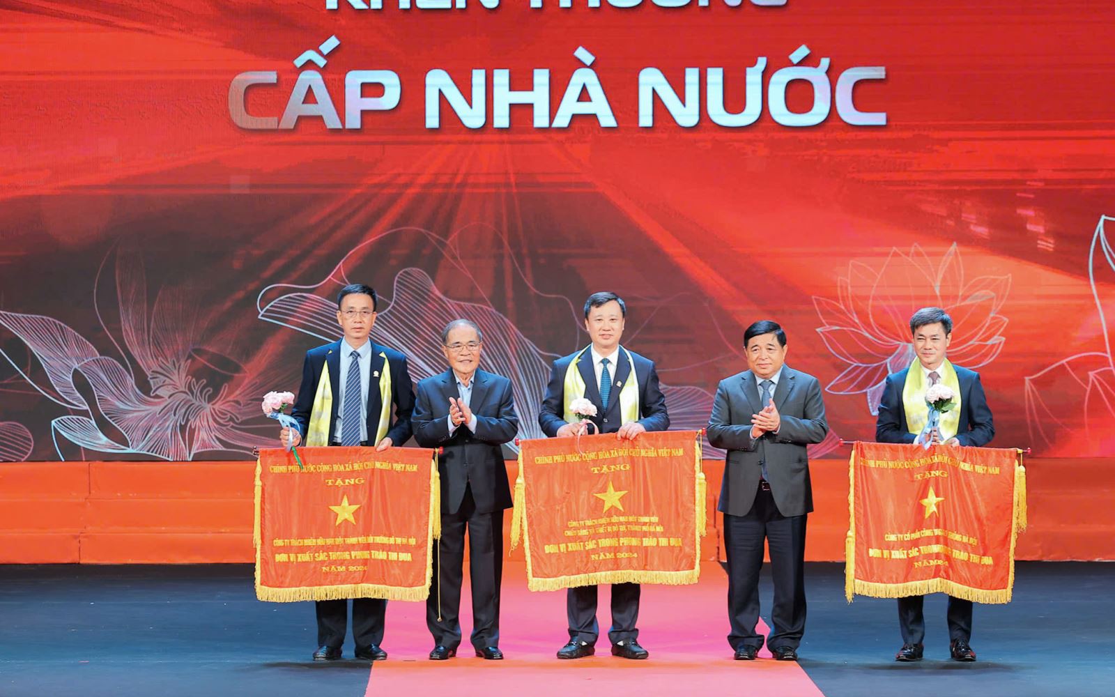 Đồng chí Nguyễn Sinh Hùng, nguyên Ủy viên Bộ Chính trị, nguyên Chủ tịch Quốc hội; Đồng chí Nguyễn Chí Dũng, Ủy viên Trung ương Đảng, Phó Thủ tướng Chính phủ tặng Cờ thi đua Chính phủ cho các đơn vị