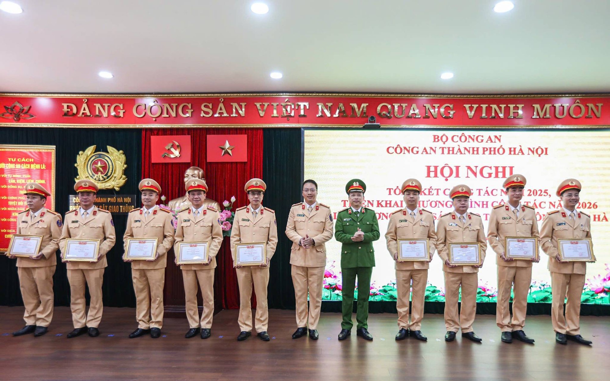 Khen thưởng các cá nhân có thành tích xuất sắc, tiêu biểu trong phong trào thi đua “Vì An ninh Tổ quốc” năm 2025