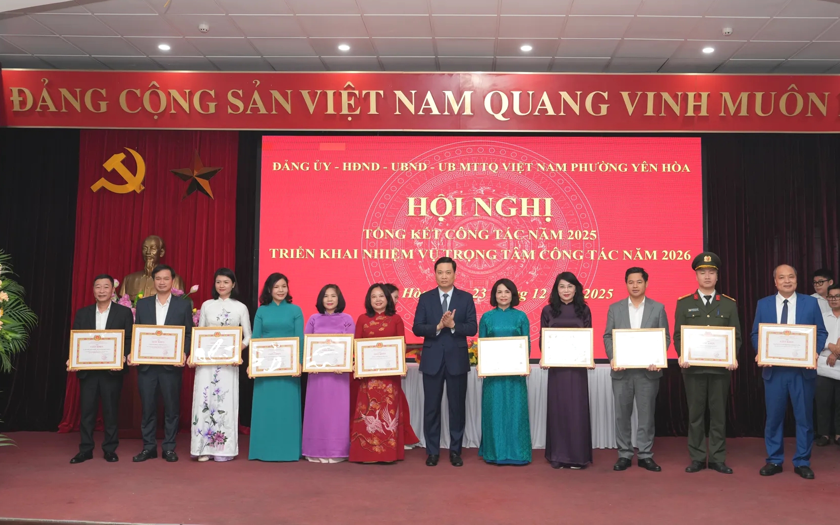 Bí thư Đảng ủy, Chủ tịch HĐND phường Yên Hòa Nguyễn Quốc Khánh trao khen thưởng cho các tập thể 