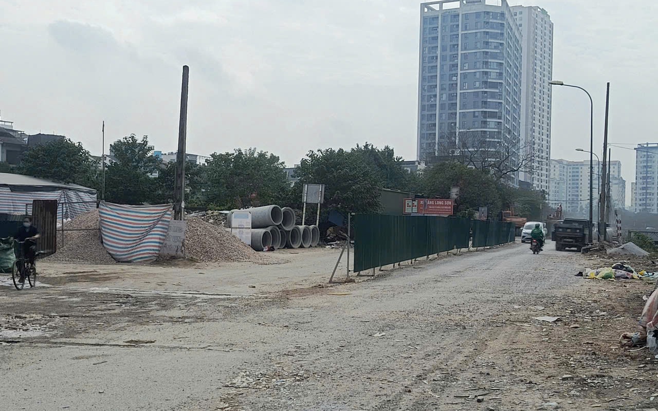 Nhà thầu đã hoàn thành khoảng 300m nền đường bên phải tuyến đường Nguyễn Cảnh Dị kéo dài