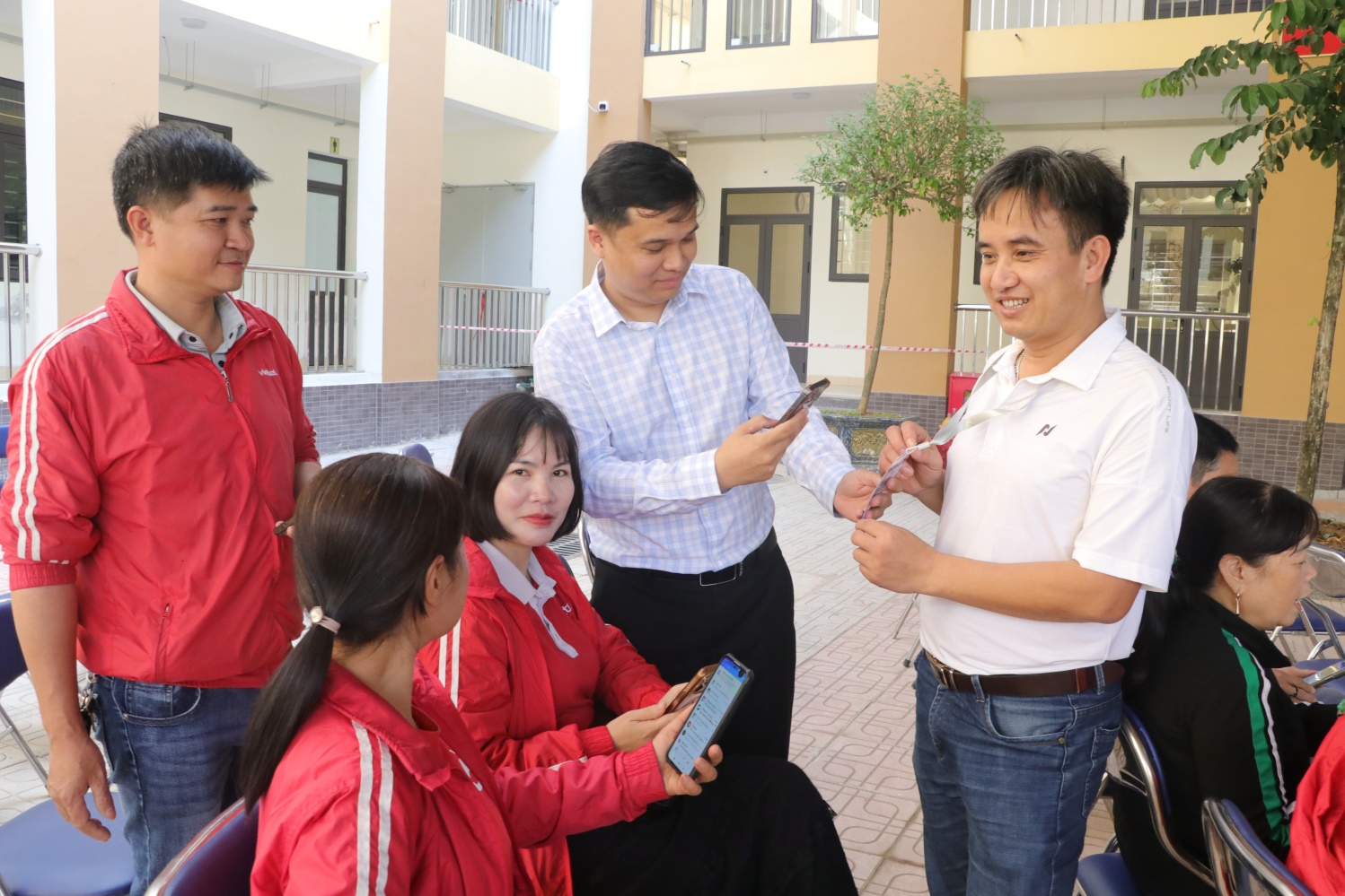 Công tác cải cách hành chính và chuyển đổi số tại xã Trần Phú: Hành trình đột phá từ vùng quê ngoại thành- Ảnh 3.