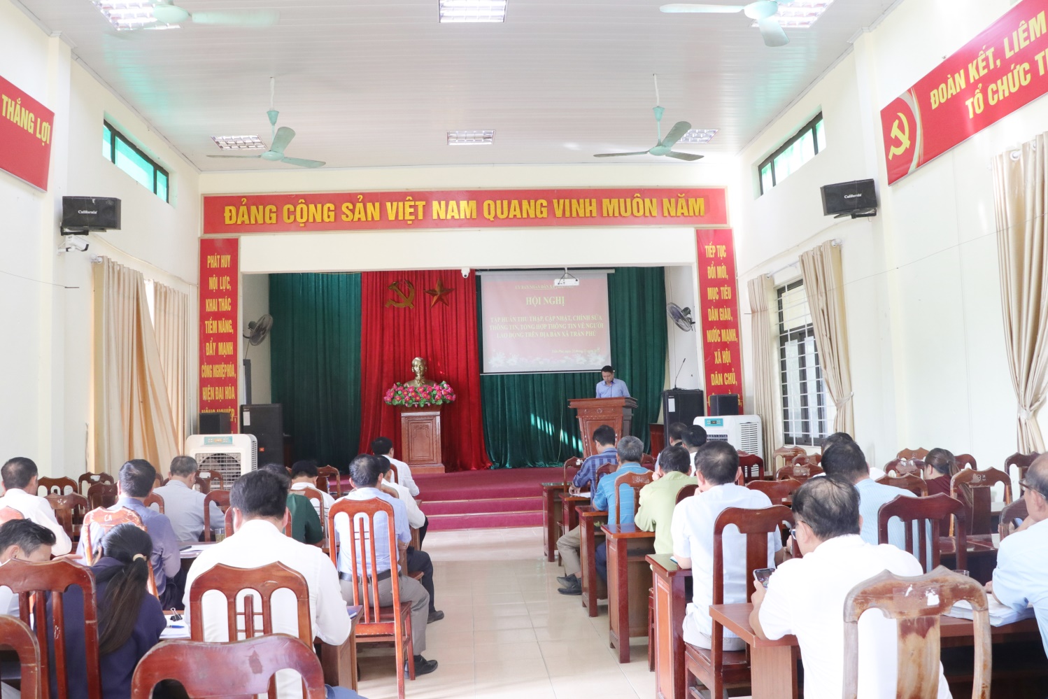 UBND xã Trần Phú thu thập, cập nhật, chỉnh sửa, nhập, tổng hợp thông tin về người lao động gắn với Cơ sở dữ liệu quốc gia về dân cư- Ảnh 1.