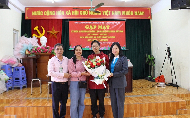 Phó Giám đốc cơ sở Ngân hàng chính sách và Phó Chủ tịch Ủy ban MTTQ Việt Nam phường Yên Sở tặng hoa chúc mừng chị Lê Thị Lụa, có con trai đang theo học tại Đại học Bách khoa Hà Nội được vay vốn ngân hàng