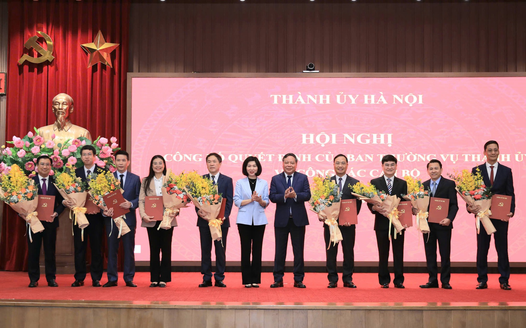 Phó Bí thư Thường trực Thành ủy Nguyễn Văn Phong và Phó Bí thư Thành ủy, Chủ tịch HĐND Thành phố Phùng Thị Hồng Hà trao quyết định và tặng hoa chúc mừng các đông chí nhận nhiệm vụ mới