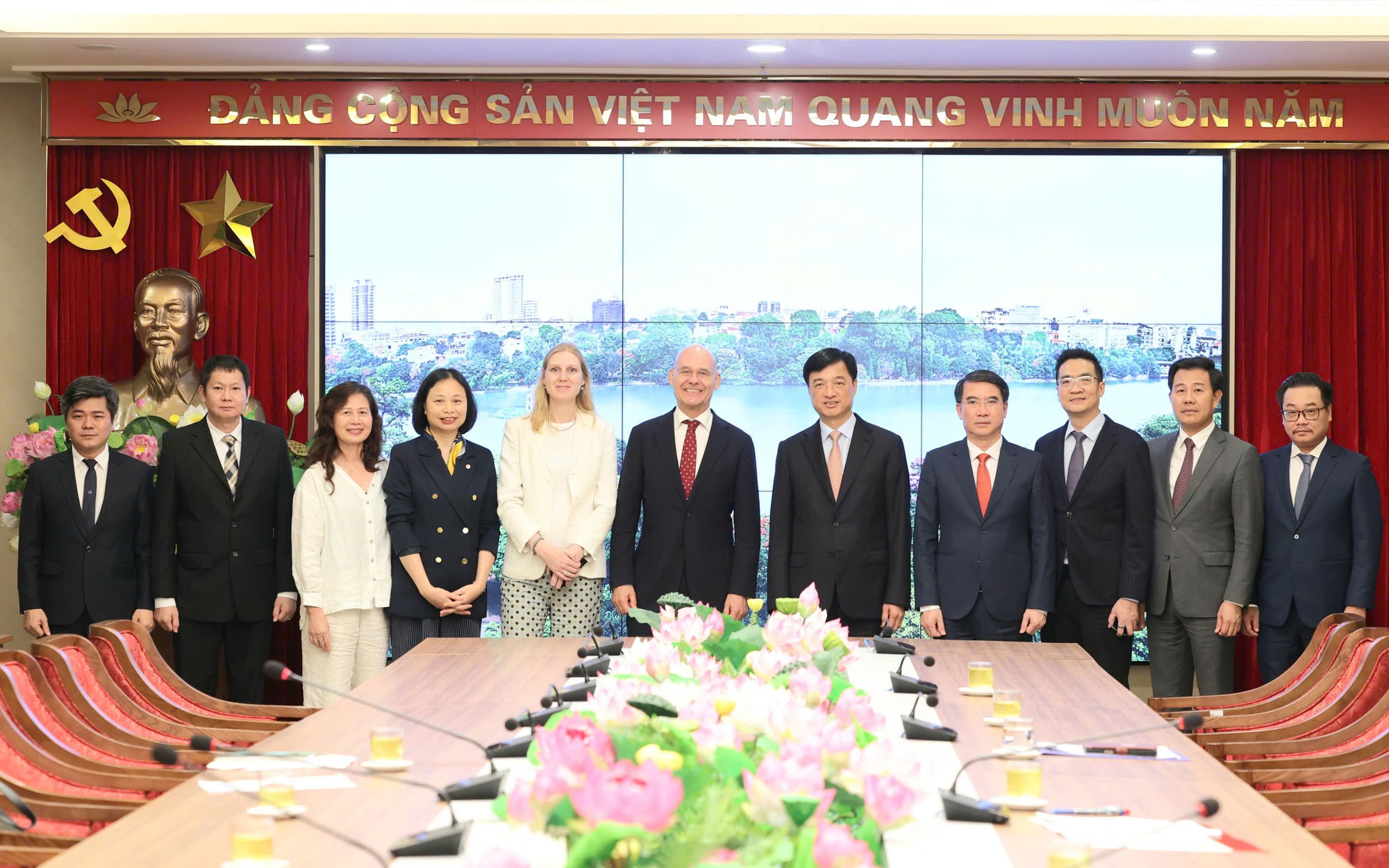 Bí thư Thành ủy Hà Nội Nguyễn Duy Ngọc và Đại sứ Hà Lan Kees van Baar cùng các đại biểu chụp ảnh lưu niệm tại cuộc làm việc