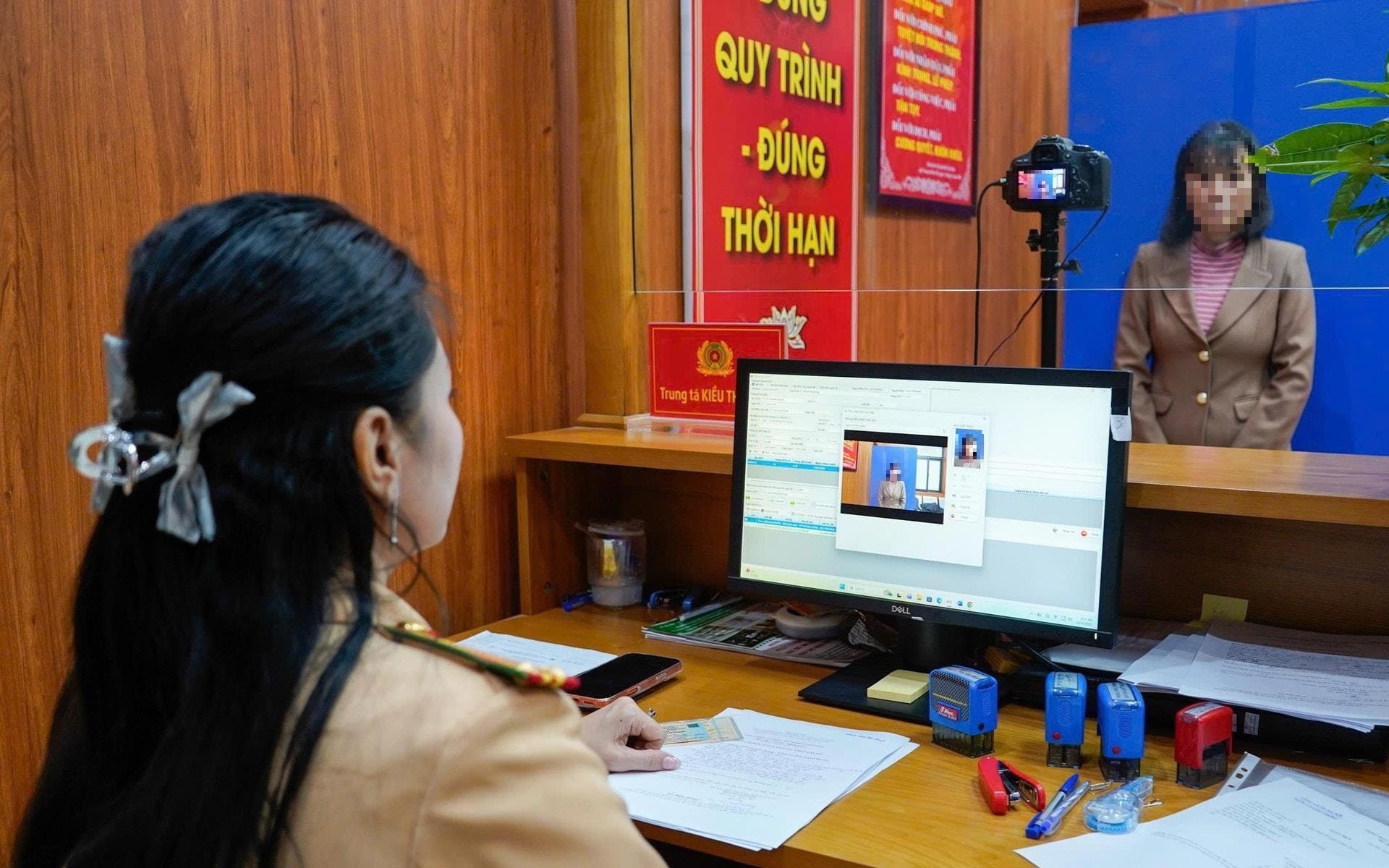 Cán bộ Đội Sát hạch, cấp giấy phép lái xe cơ giới đường bộ thực hiện thủ tục cấp, đổi giấy phép lái xe