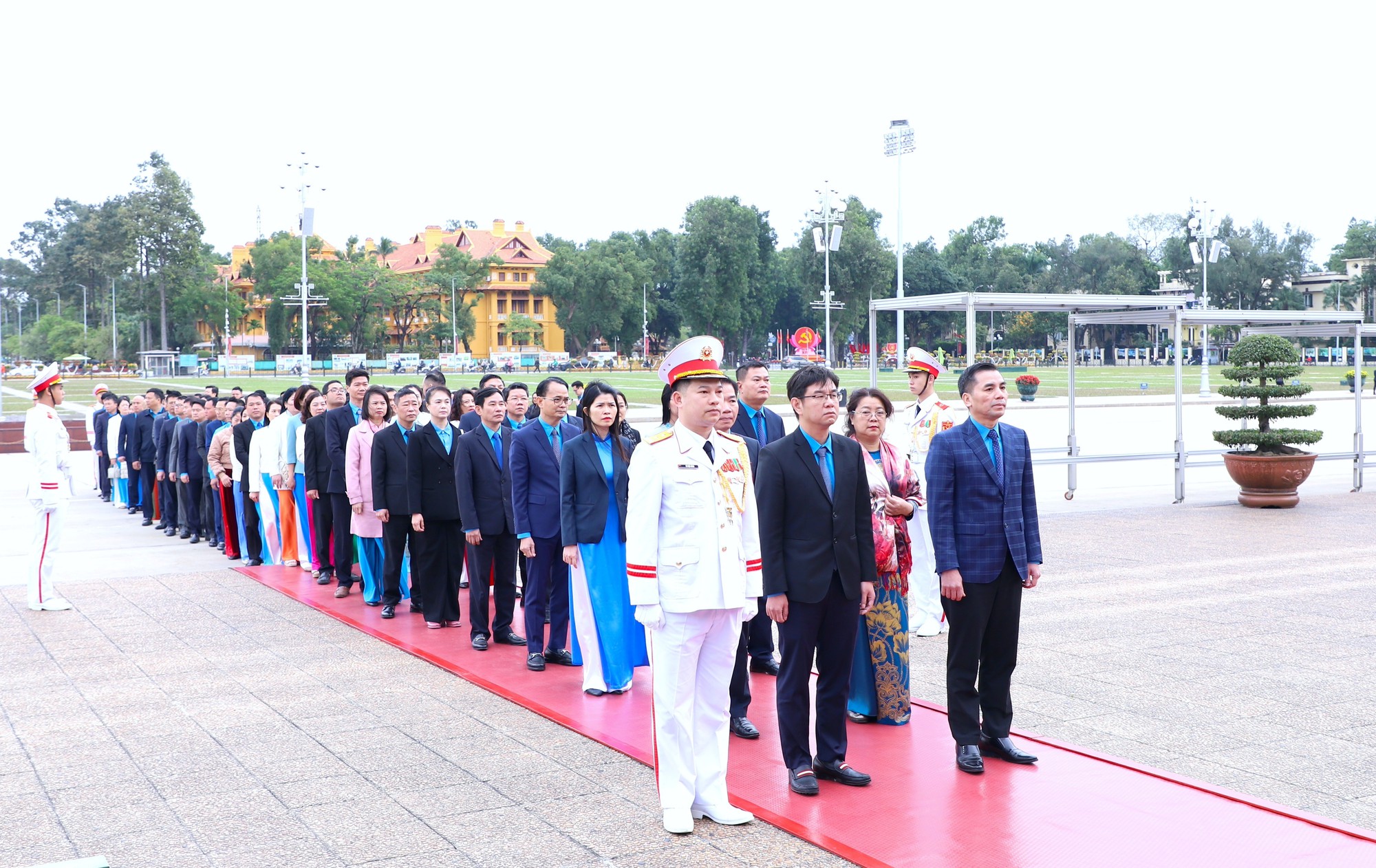 Đoàn đại biểu dự Đại hội Công đoàn thành phố Hà Nội lần thứ XVIII vào Lăng viếng Chủ tịch Hồ Chí Minh- Ảnh 1.
