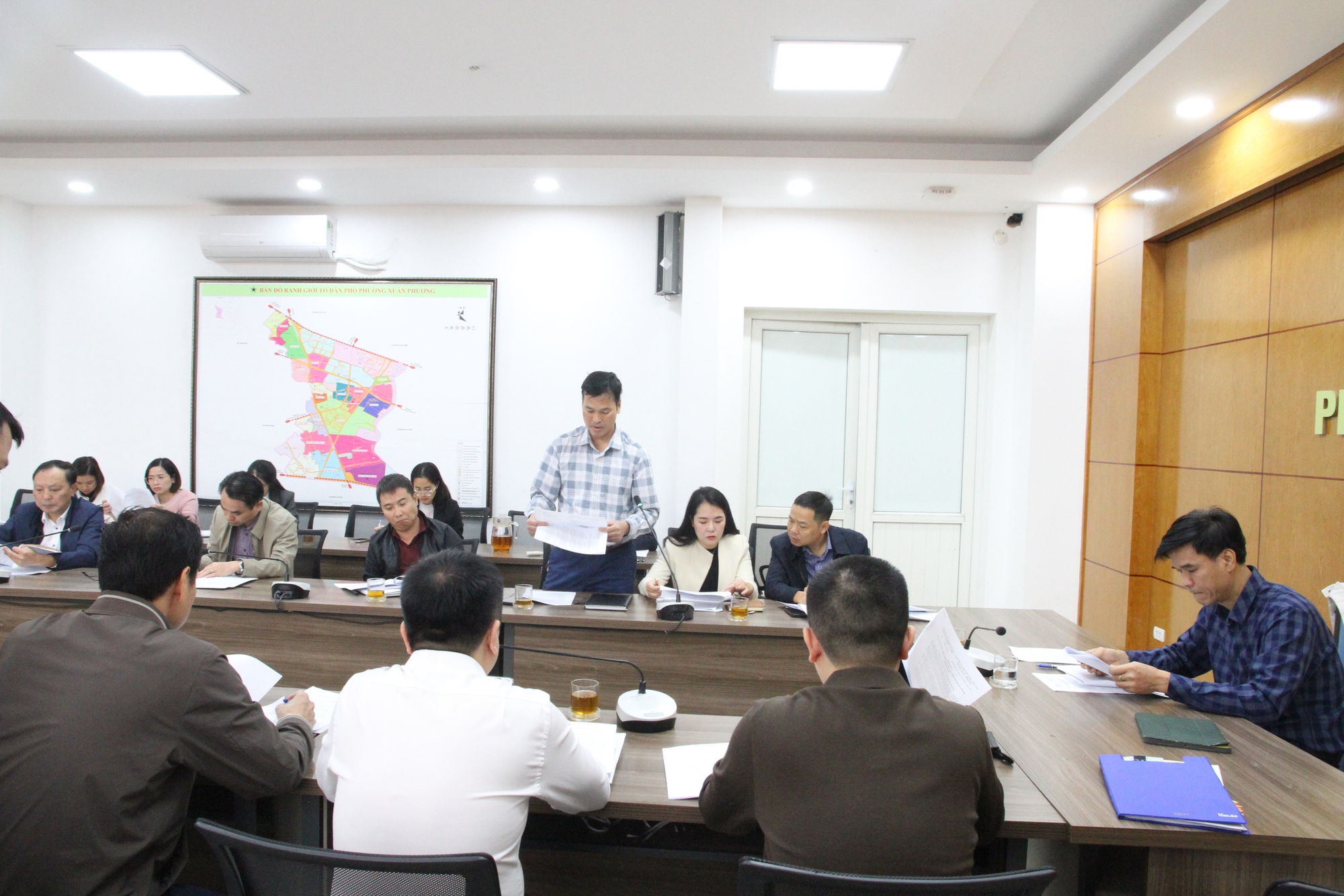 UBND phường Xuân Phương tổ chức Hội nghị khắc phục điểm nghẽn về trật tự đô thị và an toàn thực phẩm trên địa bàn- Ảnh 2.