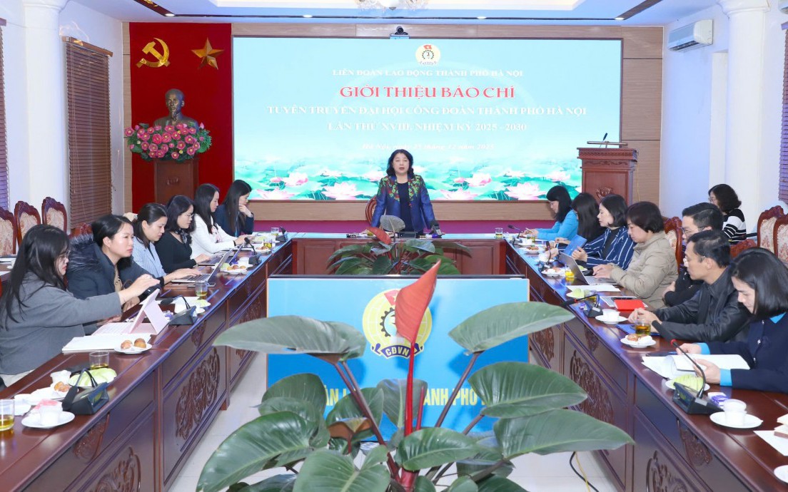 Phó Chủ tịch LĐLĐ thành phố Hà Nội Nguyễn Thị Thu Thủy thông tin tới báo chí về Đại hội Công đoàn thành phố Hà Nội lần thứ XVIII.