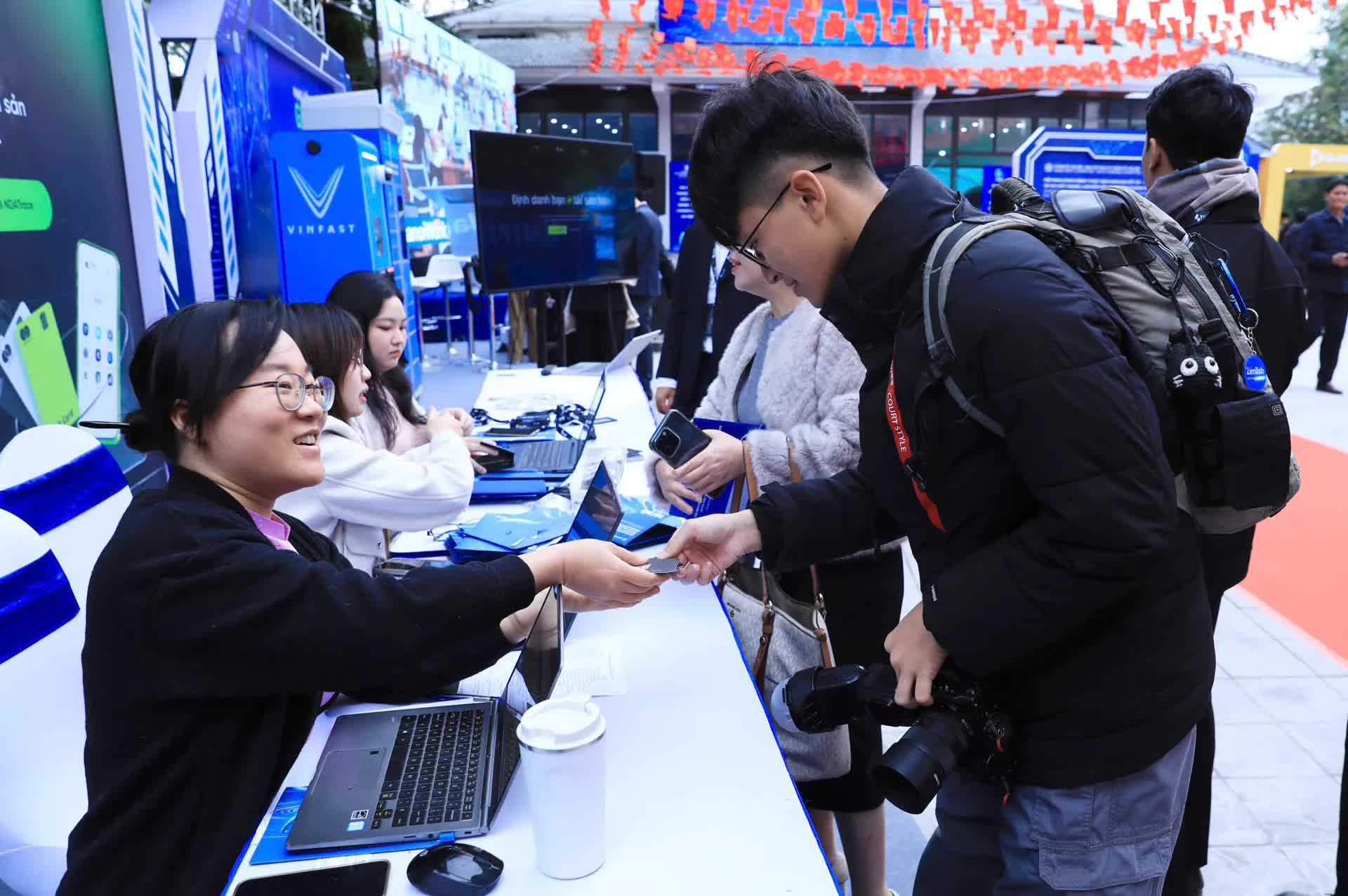 Bí thư Thành ủy Nguyễn Duy Ngọc tham quan không gian Triển lãm Mạng lưới đổi mới sáng tạo Hà Nội- Ảnh 8.