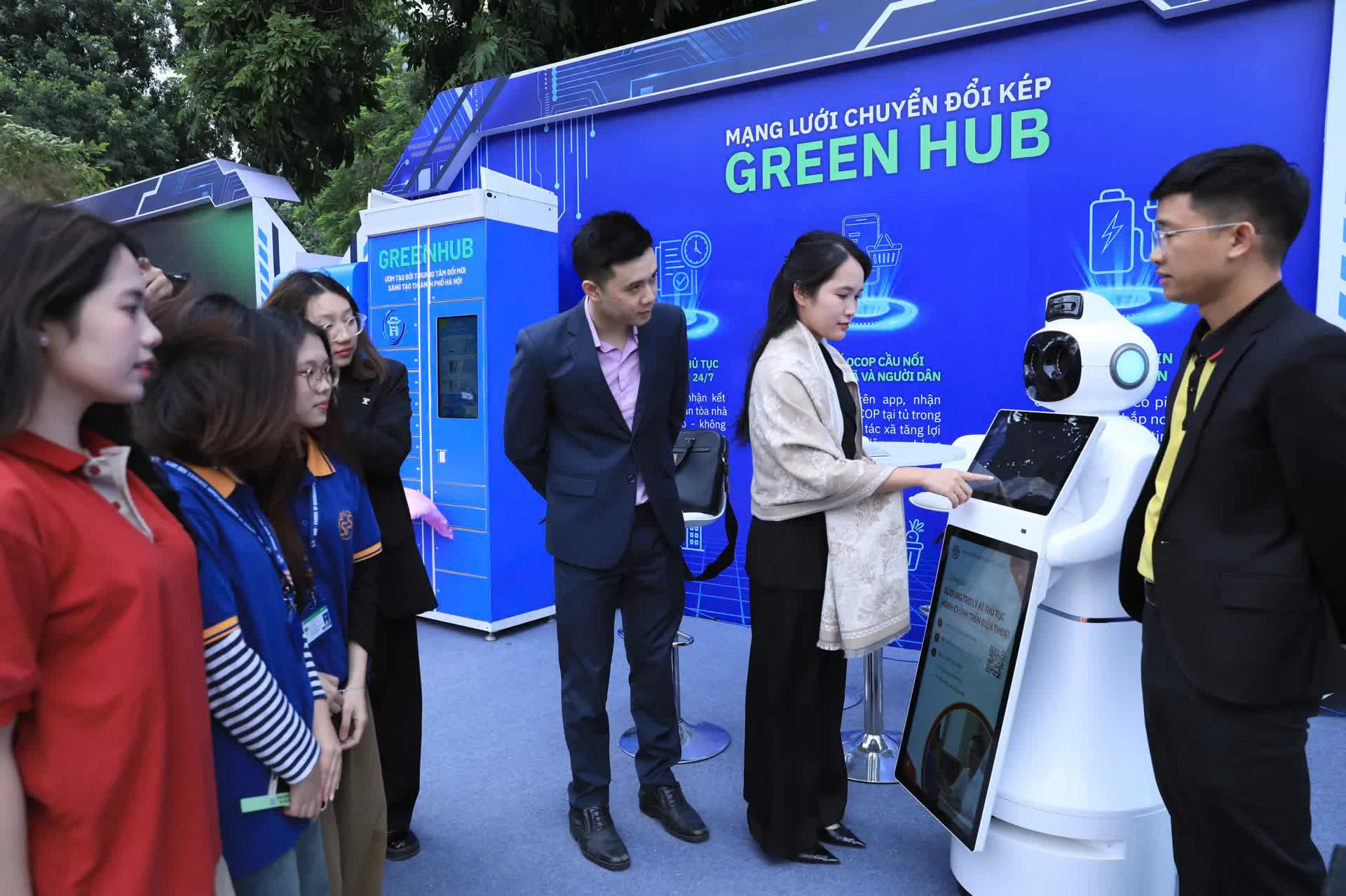 Bí thư Thành ủy Nguyễn Duy Ngọc tham quan không gian Triển lãm Mạng lưới đổi mới sáng tạo Hà Nội- Ảnh 9.