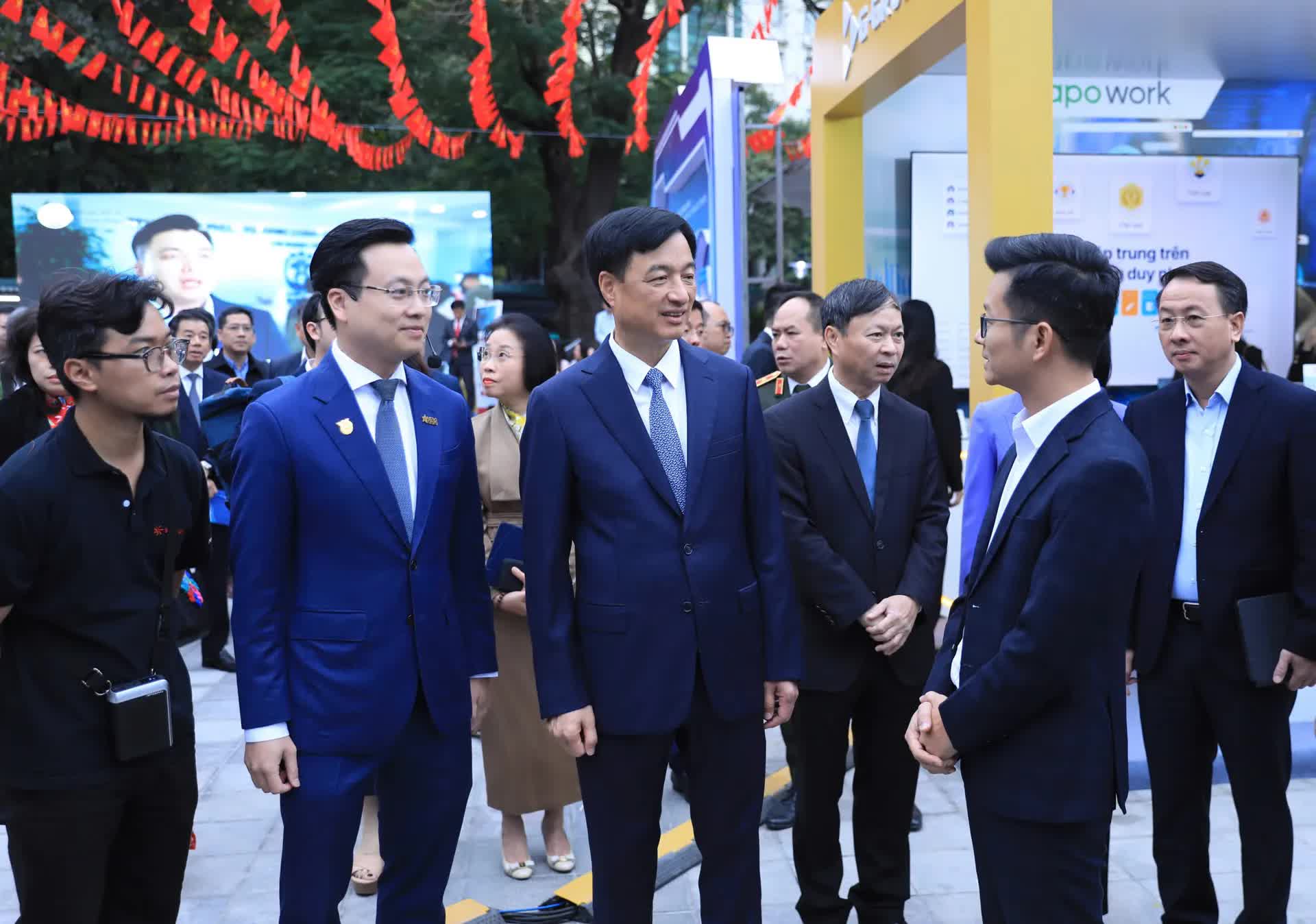 Bí thư Thành ủy Nguyễn Duy Ngọc tham quan không gian Triển lãm Mạng lưới đổi mới sáng tạo Hà Nội- Ảnh 5.