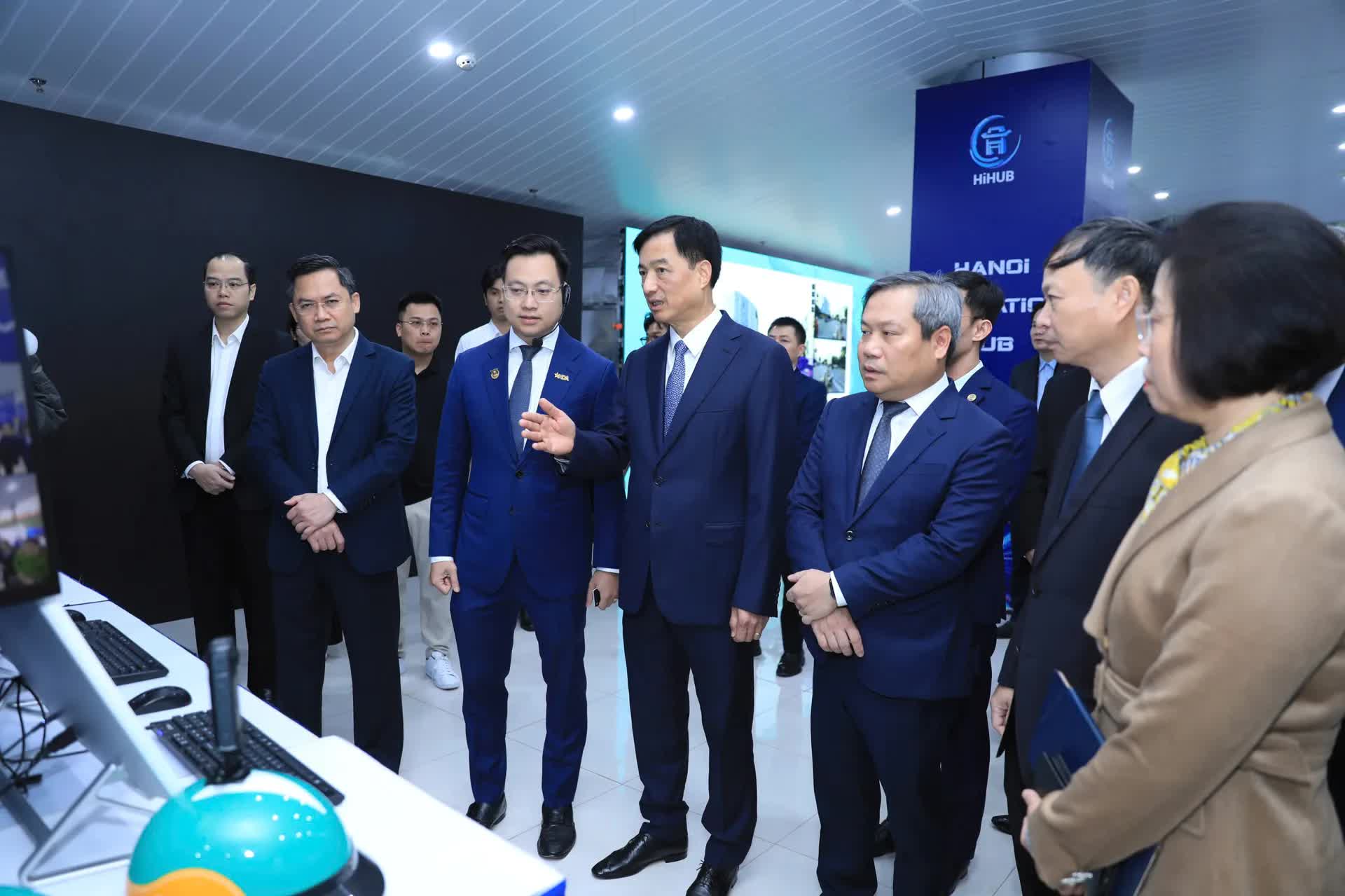 Bí thư Thành ủy Nguyễn Duy Ngọc tham quan không gian Triển lãm Mạng lưới đổi mới sáng tạo Hà Nội- Ảnh 3.