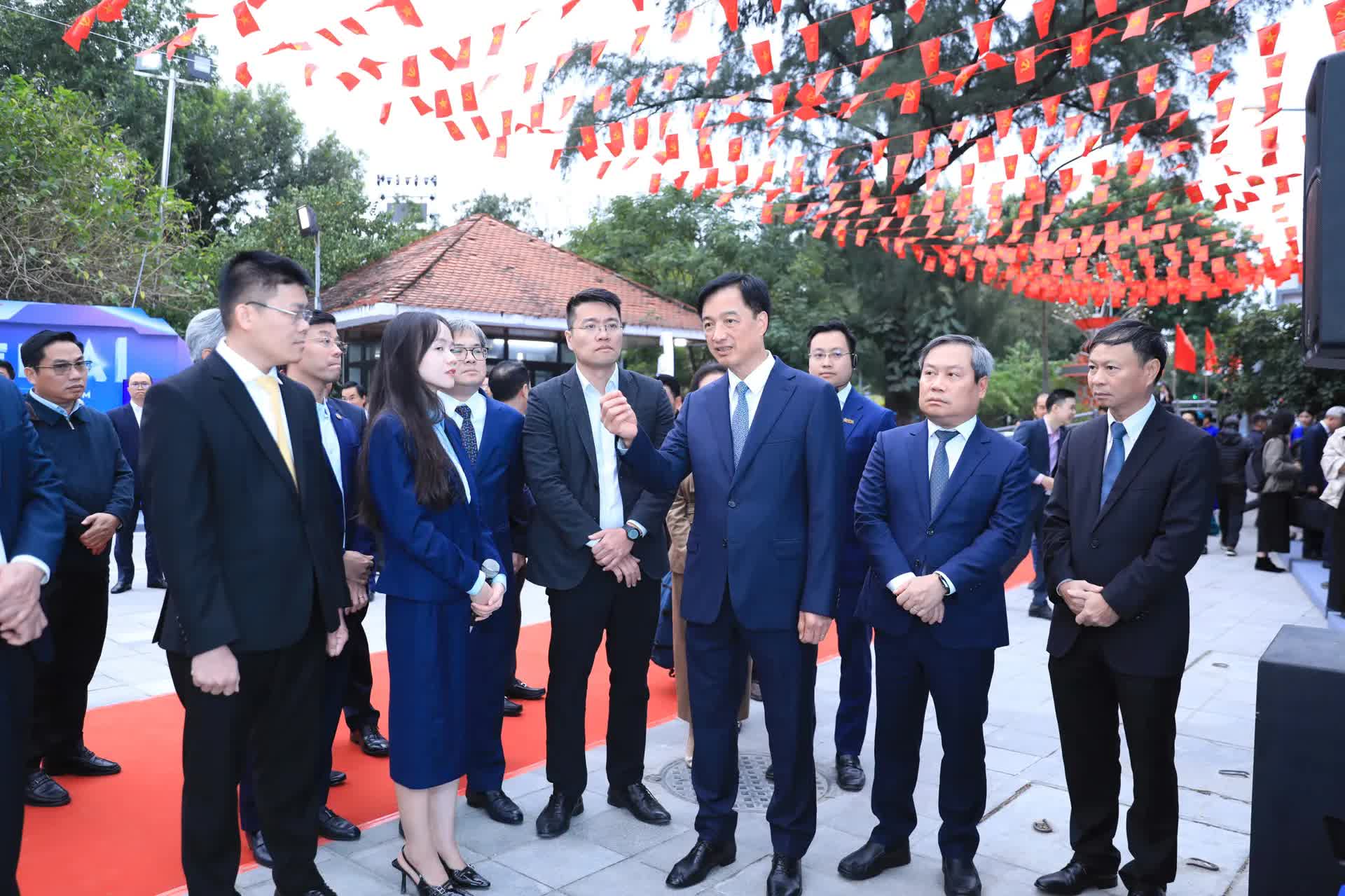 Bí thư Thành ủy Nguyễn Duy Ngọc tham quan không gian Triển lãm Mạng lưới đổi mới sáng tạo Hà Nội- Ảnh 6.