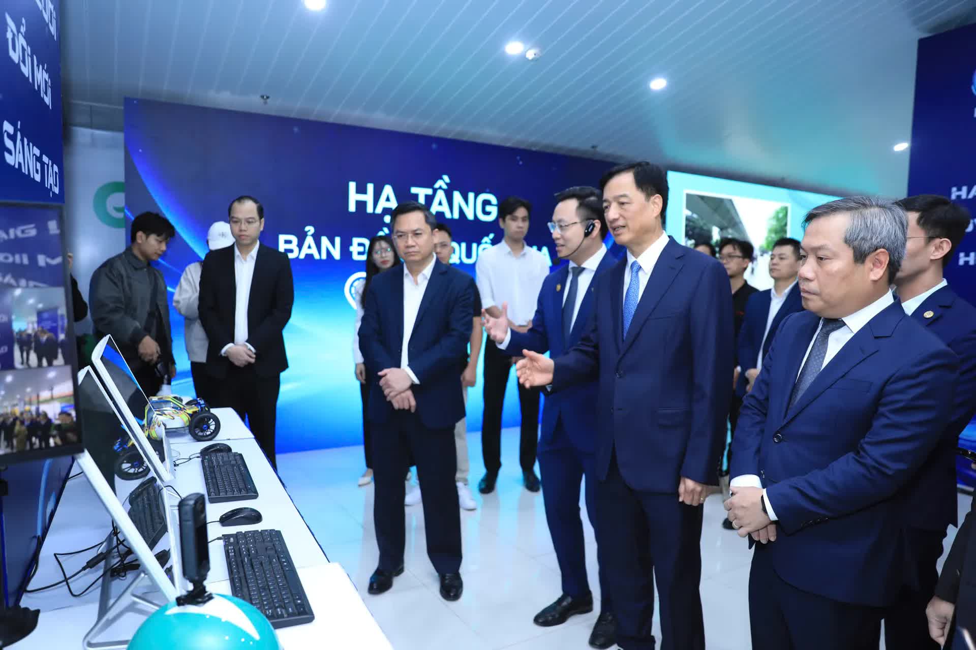 Bí thư Thành ủy Nguyễn Duy Ngọc tham quan không gian Triển lãm Mạng lưới đổi mới sáng tạo Hà Nội- Ảnh 2.