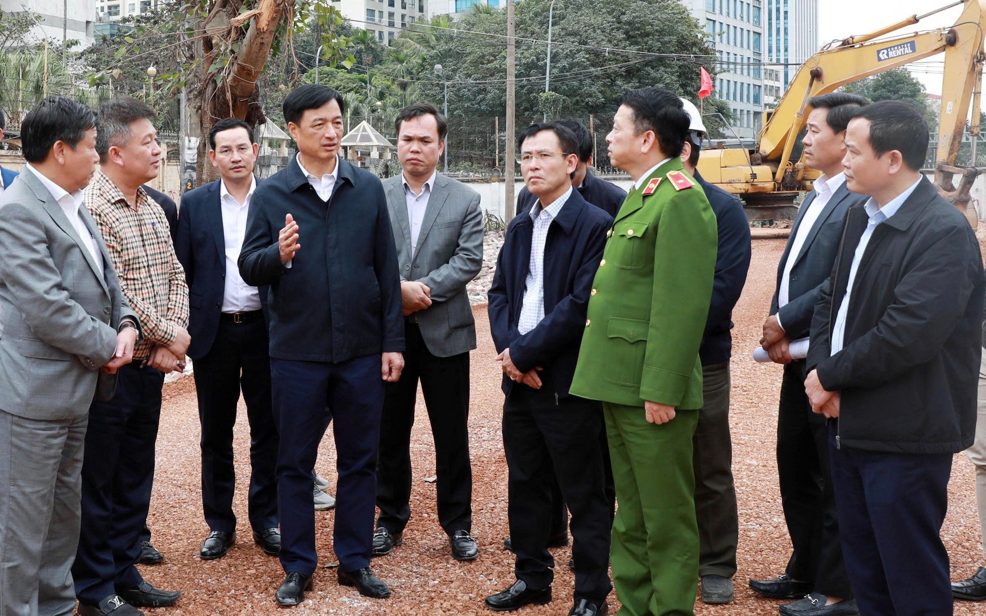 Bí thư Thành ủy Nguyễn Duy Ngọc và đoàn kiểm tra Tuyến đường Vành đai 1 (đoạn Hoàng Cầu - Voi Phục)