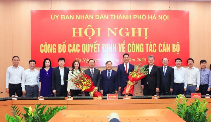 Hanoi chairman Vu Dai Thang presents decisions appointing and reassigning five department leaders- Ảnh 3.