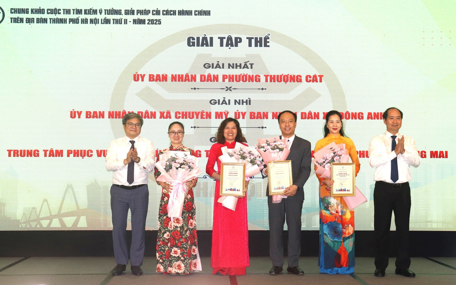 Thứ trưởng Bộ Nội vụ Nguyễn Văn Hồi và Phó Chủ tịch UBND thành phố Hà Nội Trương Việt Dũng trao Giải tập thể cho các đội Nhất, Nhì, Ba.