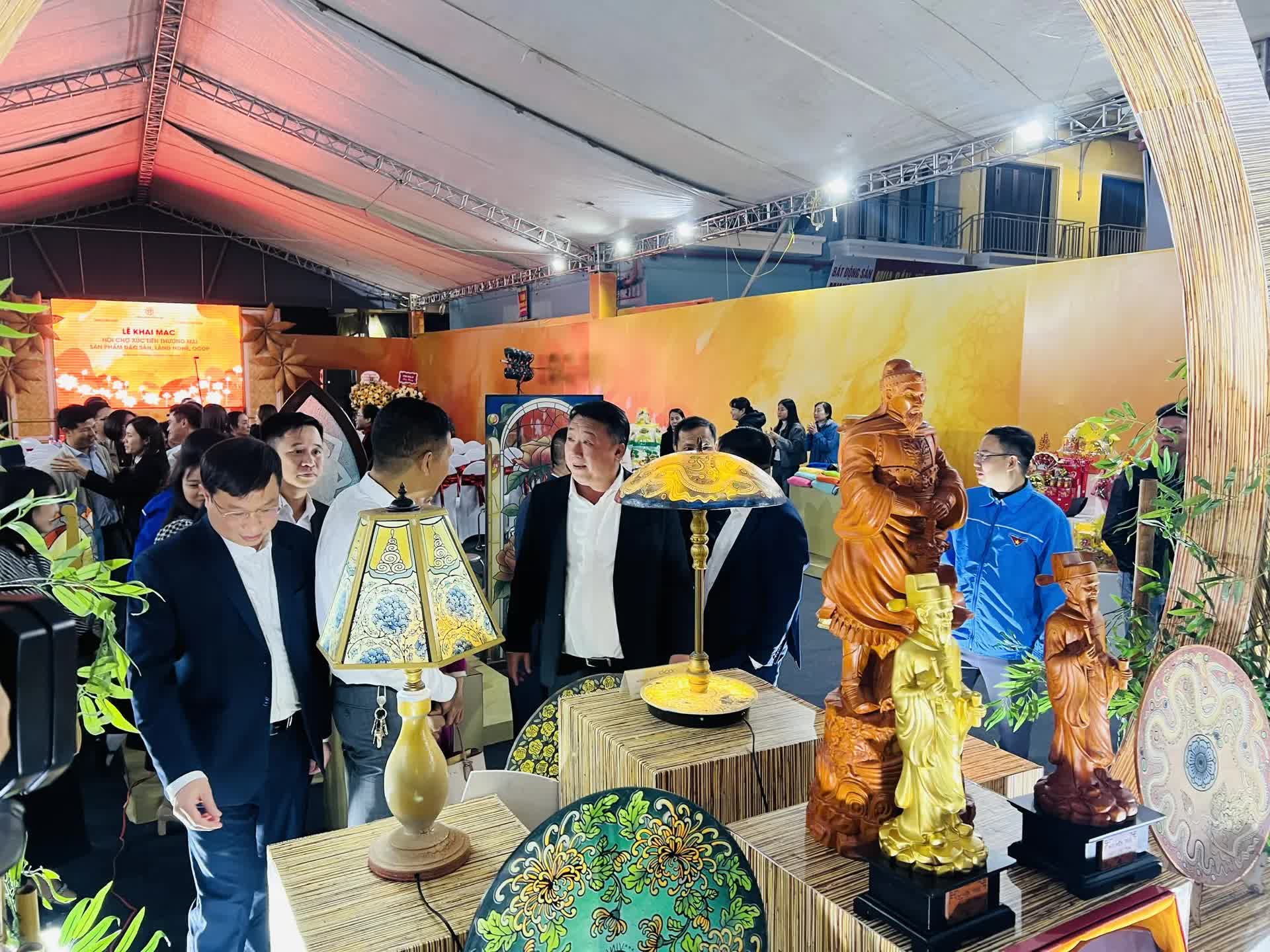 Khai mạc Hội chợ xúc tiến thương mại sản phẩm đặc sản, làng nghề, OCOP- Ảnh 2.