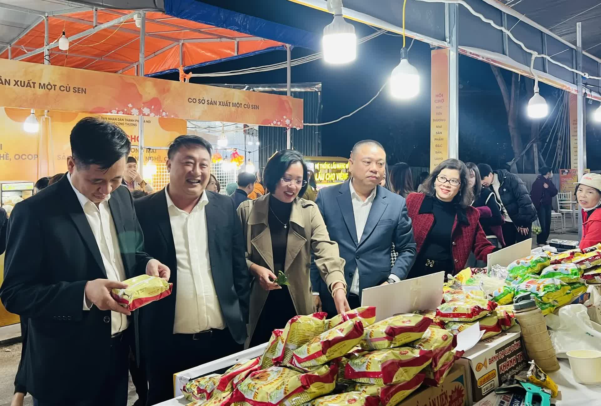 Khai mạc Hội chợ xúc tiến thương mại sản phẩm đặc sản, làng nghề, OCOP- Ảnh 3.