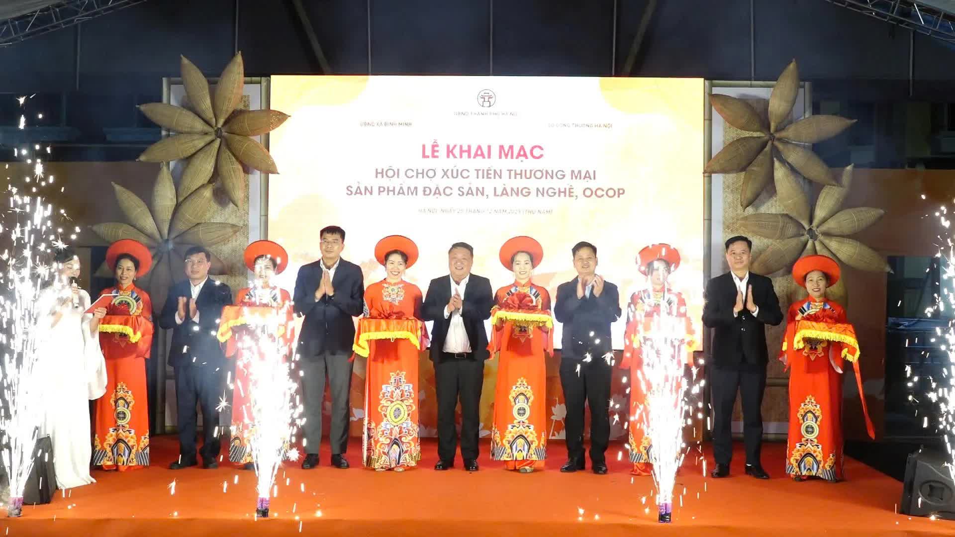 Khai mạc Hội chợ xúc tiến thương mại sản phẩm đặc sản, làng nghề, OCOP- Ảnh 1.