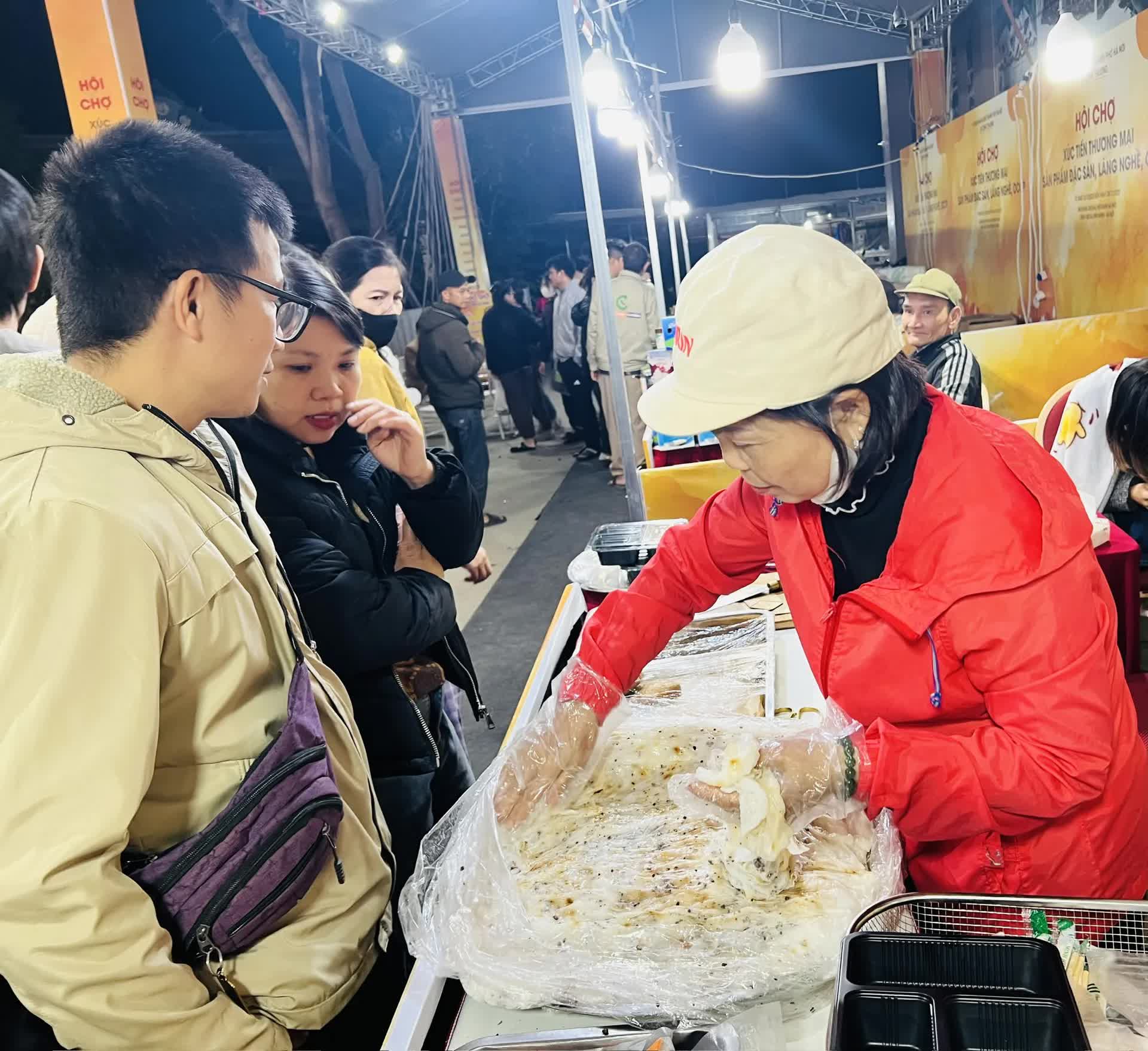 Khai mạc Hội chợ xúc tiến thương mại sản phẩm đặc sản, làng nghề, OCOP- Ảnh 6.