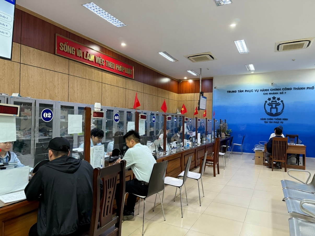 Nâng cao hiệu quả giải quyết thủ tục hành chính - Điểm sáng trong công tác Cải cách hành chính tại Chi nhánh Văn phòng Đăng ký đất đai huyện Chương Mỹ- Ảnh 1.