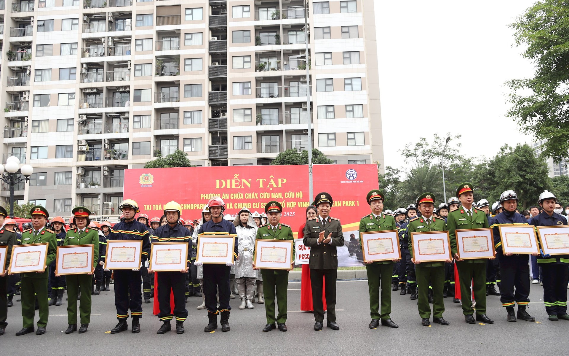 Thượng tướng Lê Văn Tuyến trao khen thưởng các tập thể, cá nhân có thành tích trong diễn tập