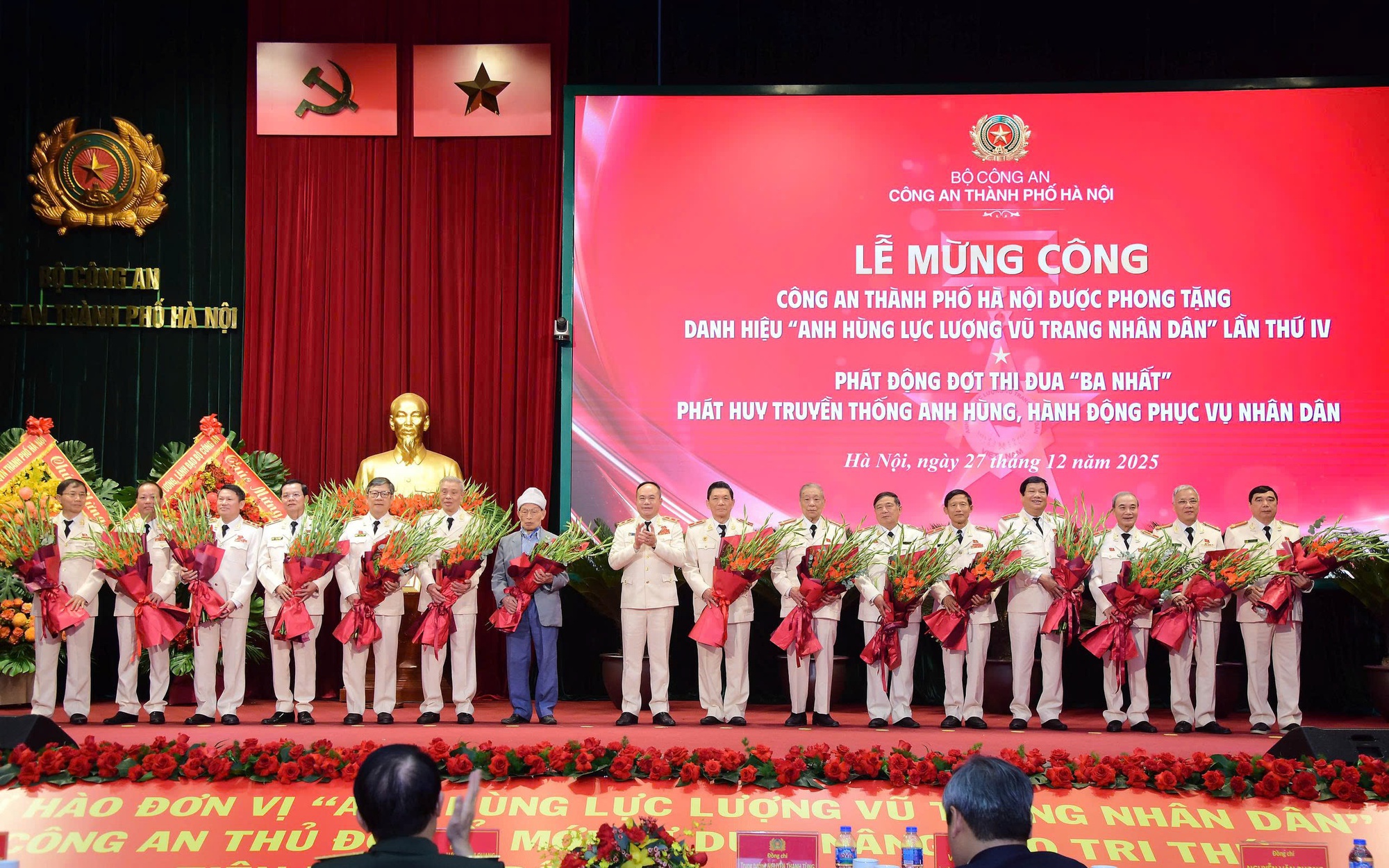 Lãnh đạo Công an Thành phố tặng hoa tri ân các thế hệ lãnh đạo qua các thời kỳ