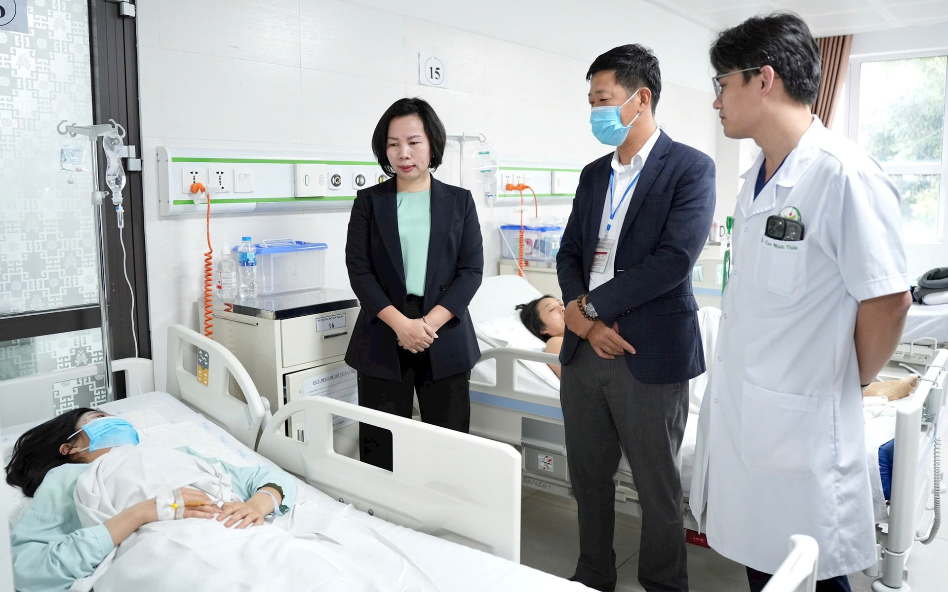 Chủ tịch Ủy ban MTTQ Việt Nam thành phố Hà Nội Bùi Huyền Mai thăm hỏi, động viên nạn nhân bị thương trong vụ tai nạn giao thông. 