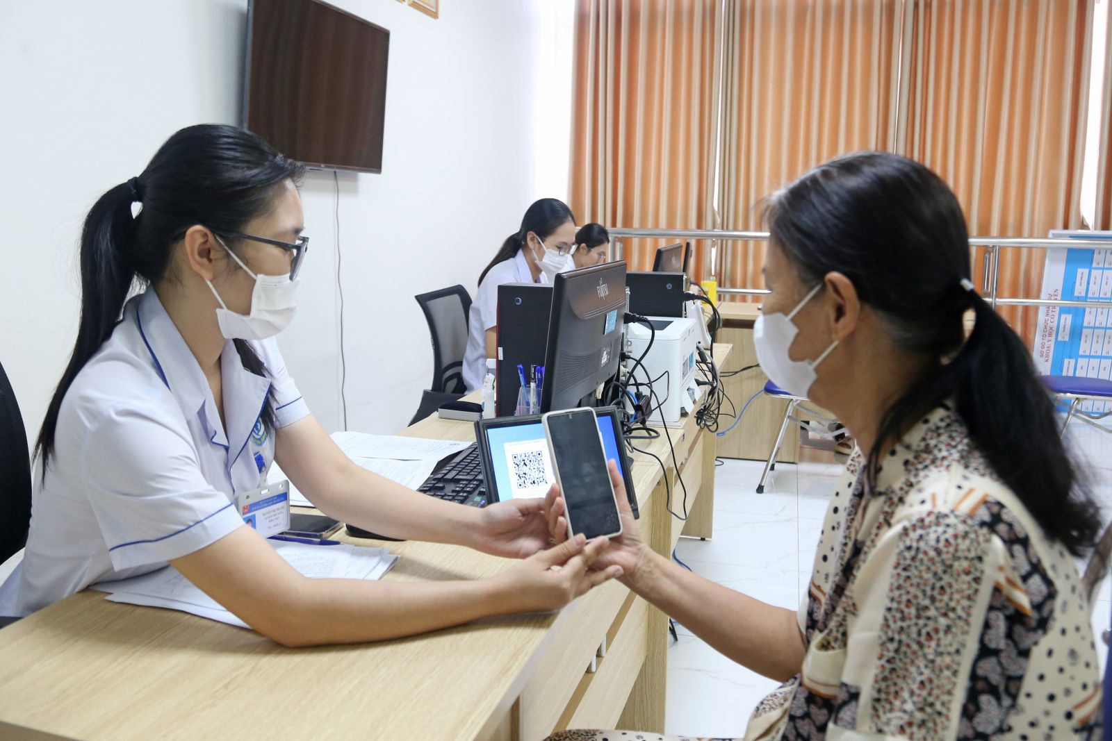 Đẩy mạnh thanh toán viện phí không dùng tiền mặt tại các Bệnh viện công lập thuộc Thành phố- Ảnh 1.