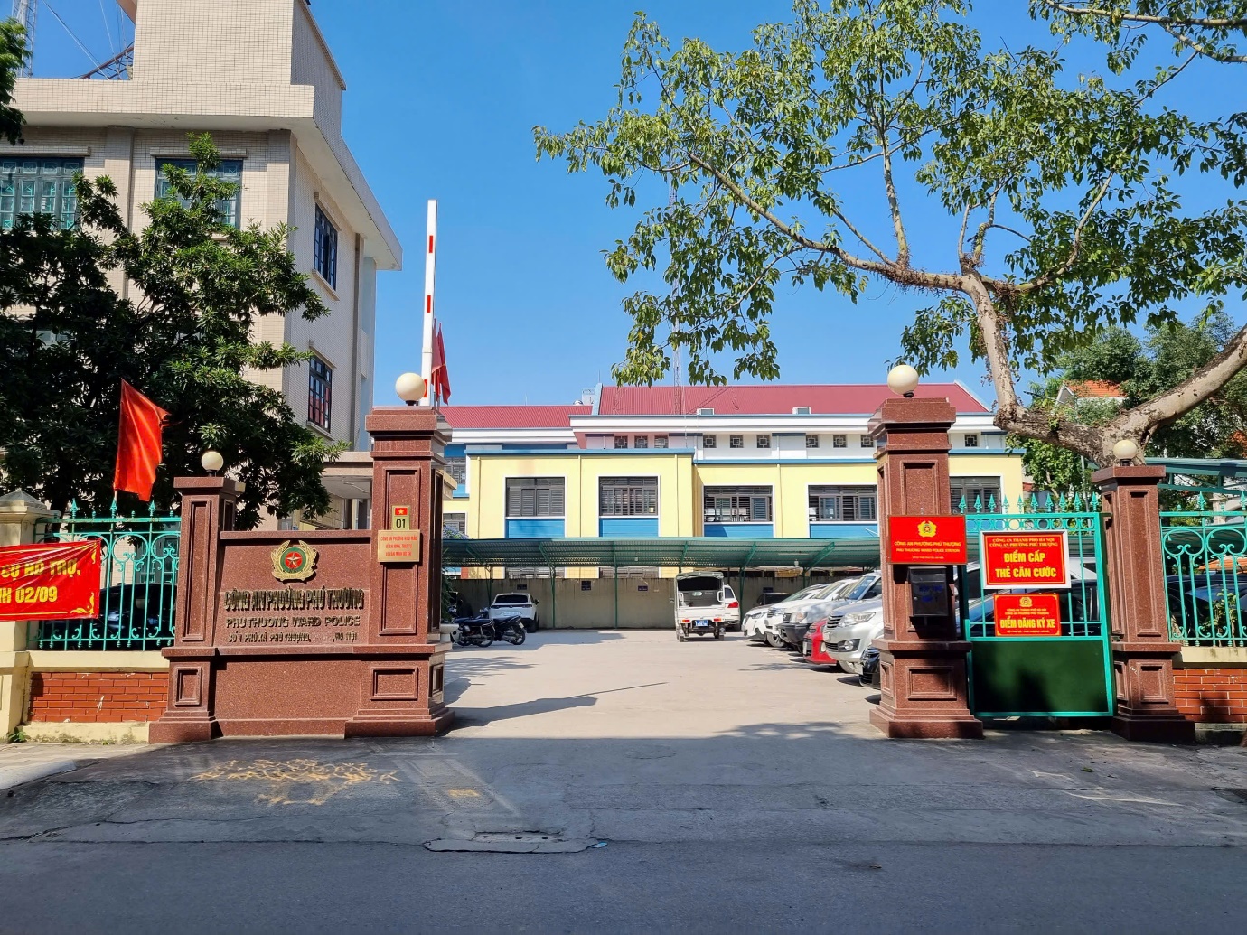 Công an phường Phú Thượng đẩy mạnh giải quyết thủ tục hành chính cho người dân- Ảnh 1.