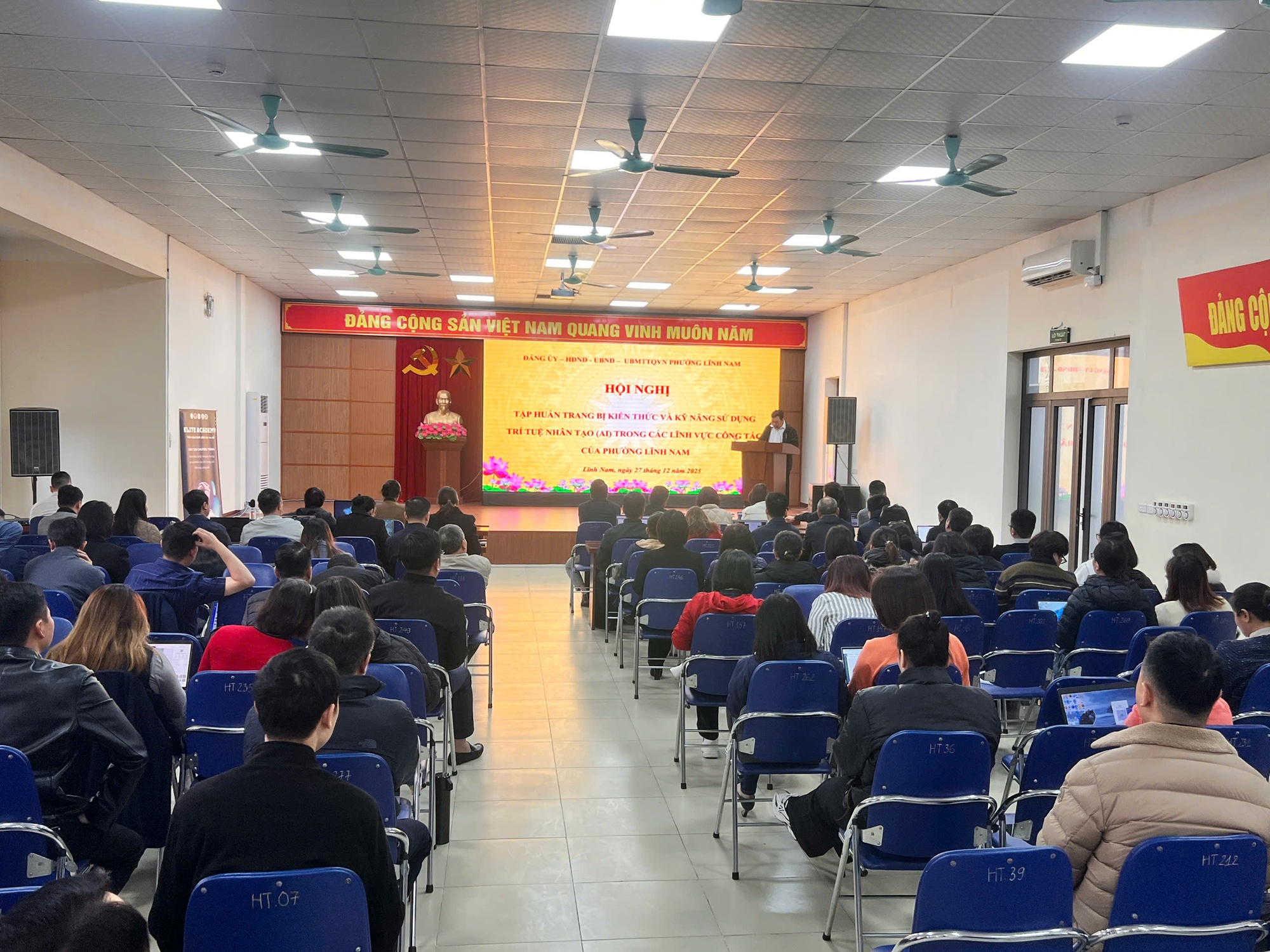 Phường Lĩnh Nam tổ chức tập huấn trang bị kiến thức kỹ năng sử dụng trí tuệ nhân tạo (AI) trong các lĩnh vực công tác của phường- Ảnh 1.