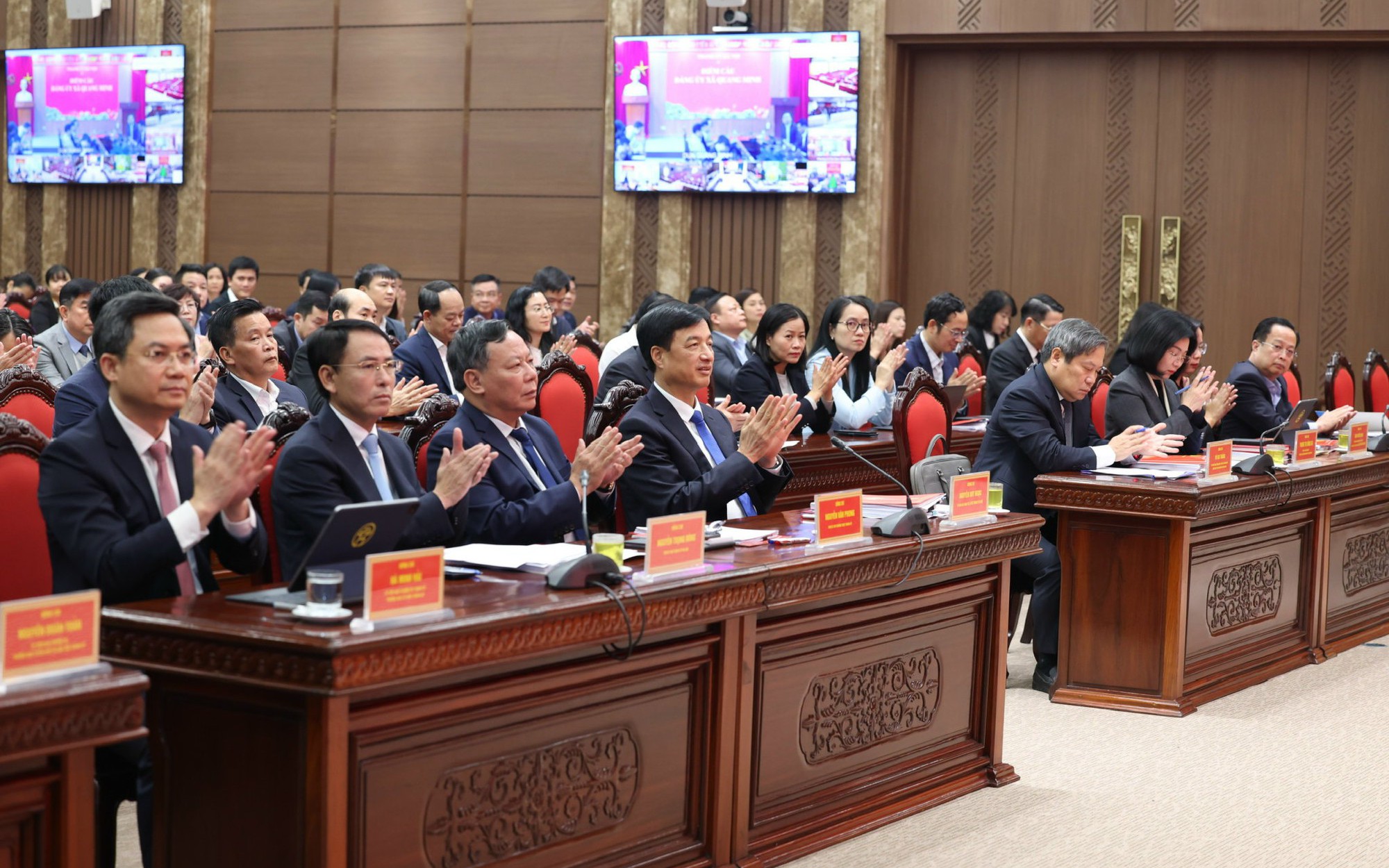 Lãnh đạo thành phố Hà Nội và các đại biểu dự tại điểm cầu Thành ủy Hà Nội