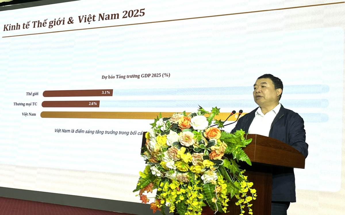 Đồng chí Đào Xuân Dũng, Phó Trưởng Ban Tuyên giáo và Dân vận Thành ủy Hà Nội trực tiếp truyền đạt những thông tin quan trọng về bối cảnh thế giới, khu vực và tình hình trong nước.