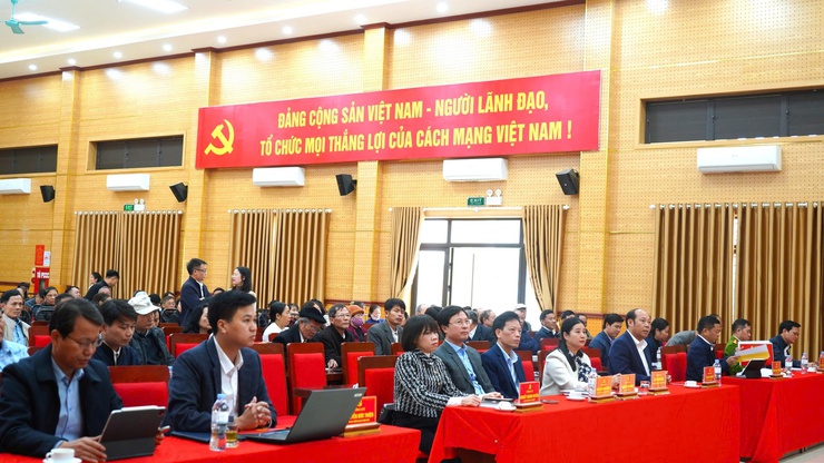 A group of people sitting in a room  AI-generated content may be incorrect.