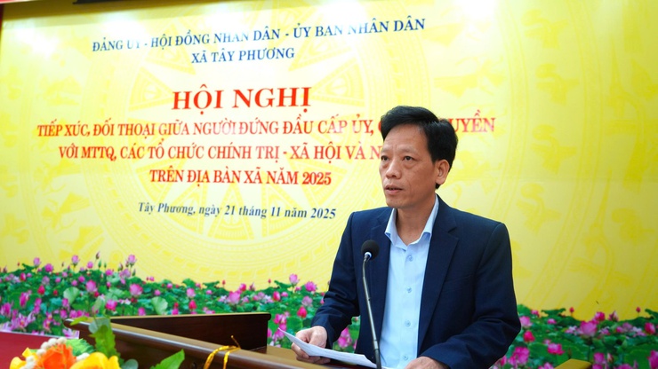 A person standing at a podium  AI-generated content may be incorrect.