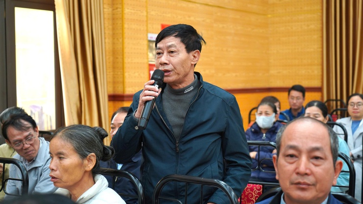 A person speaking into a microphone  AI-generated content may be incorrect.