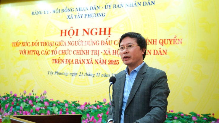 A person standing at a podium  AI-generated content may be incorrect.