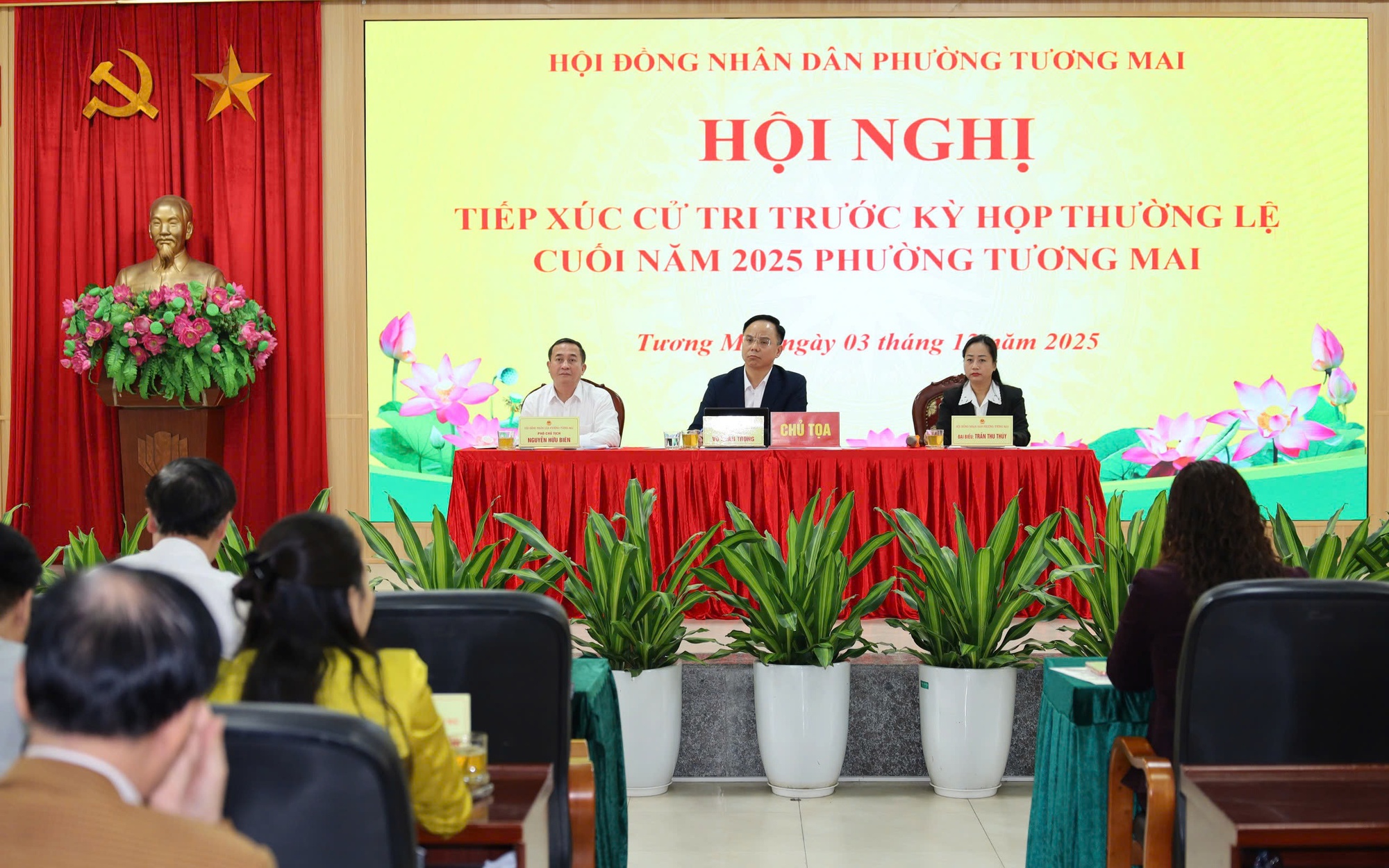 ថ្នាក់ដឹកនាំវួដ Tuong Mai បានធ្វើជាអធិបតីក្នុងកិច្ចប្រជុំជាមួយអ្នកបោះឆ្នោត Lãnh đạo phường Tương Mai chủ trì Hội nghị tiếp xúc cử tri