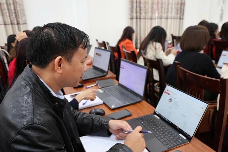 “Bình dân học vụ số” - Cách làm hiệu quả từ cơ sở ở Phú Nghĩa- Ảnh 1.