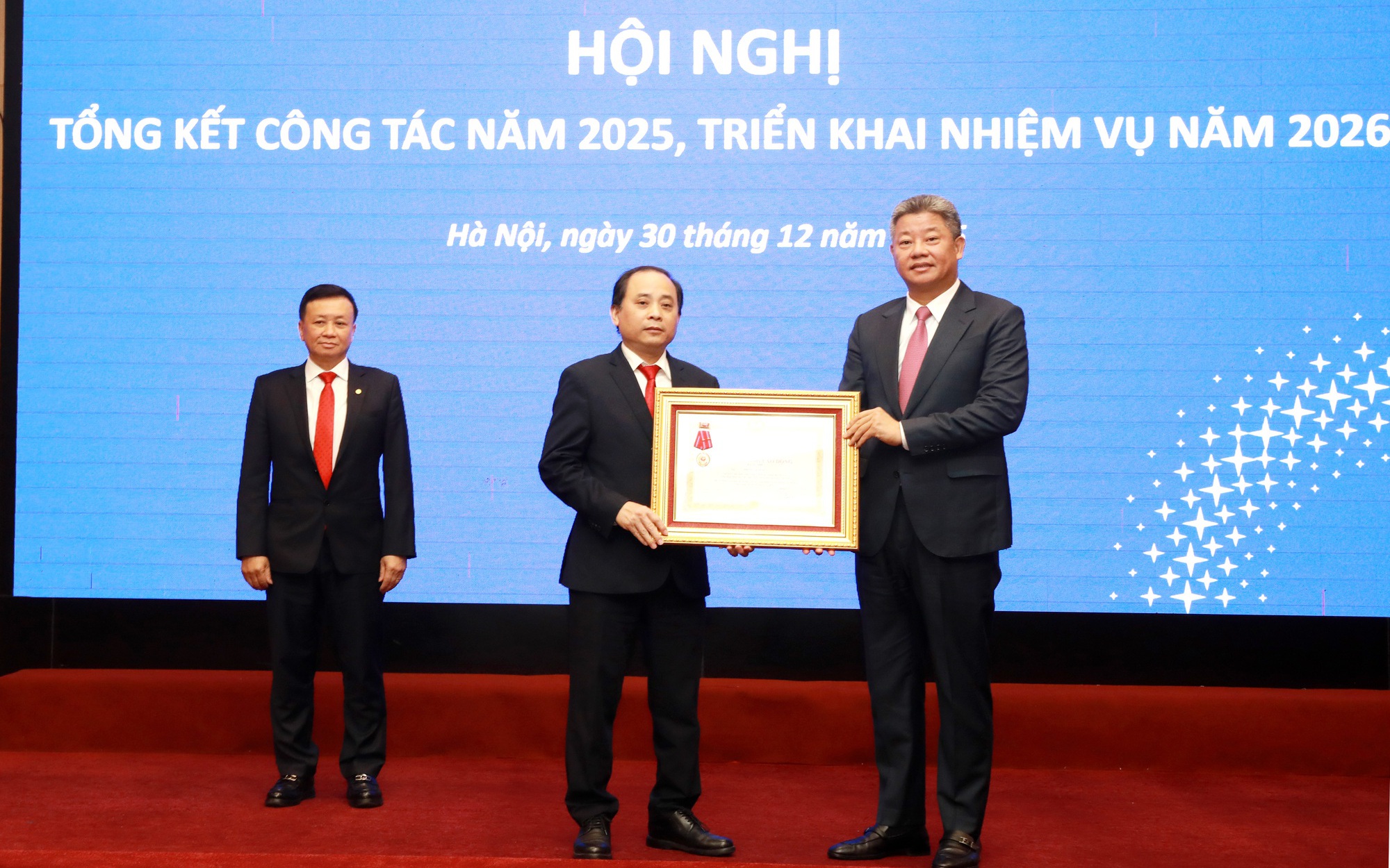 Phó Chủ tịch UBND Thành phố Nguyễn Mạnh Quyền trao Huân Chương Lao động Hang Nhì của Chủ tịch nước cho cá nhân thuộc EVNHANOI