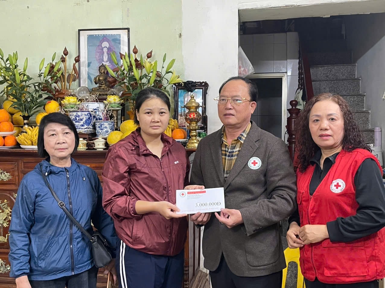 Hội Chữ thập đỏ Thành phố chia sẻ với các nạn nhân trong vụ tai nạn ở Lào Cai- Ảnh 1.